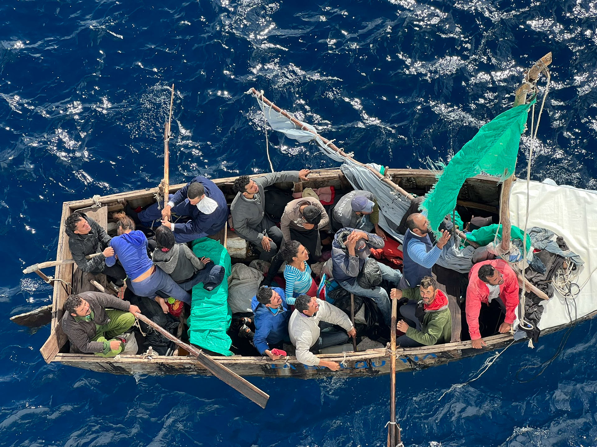 Un crucero rescató a 17 migrantes cubanos varados en una pequeña embarcación en el medio del mar