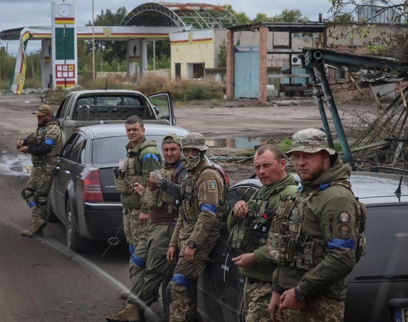 Soldados ucranianos descansan en la ruta mientras se dirigen a una línea del frente, mientras continúa el ataque de Rusia a Ucrania, en la región de Járkov, Ucrania. 13 de septiembre de 2022. REUTERS/Gleb Garanich