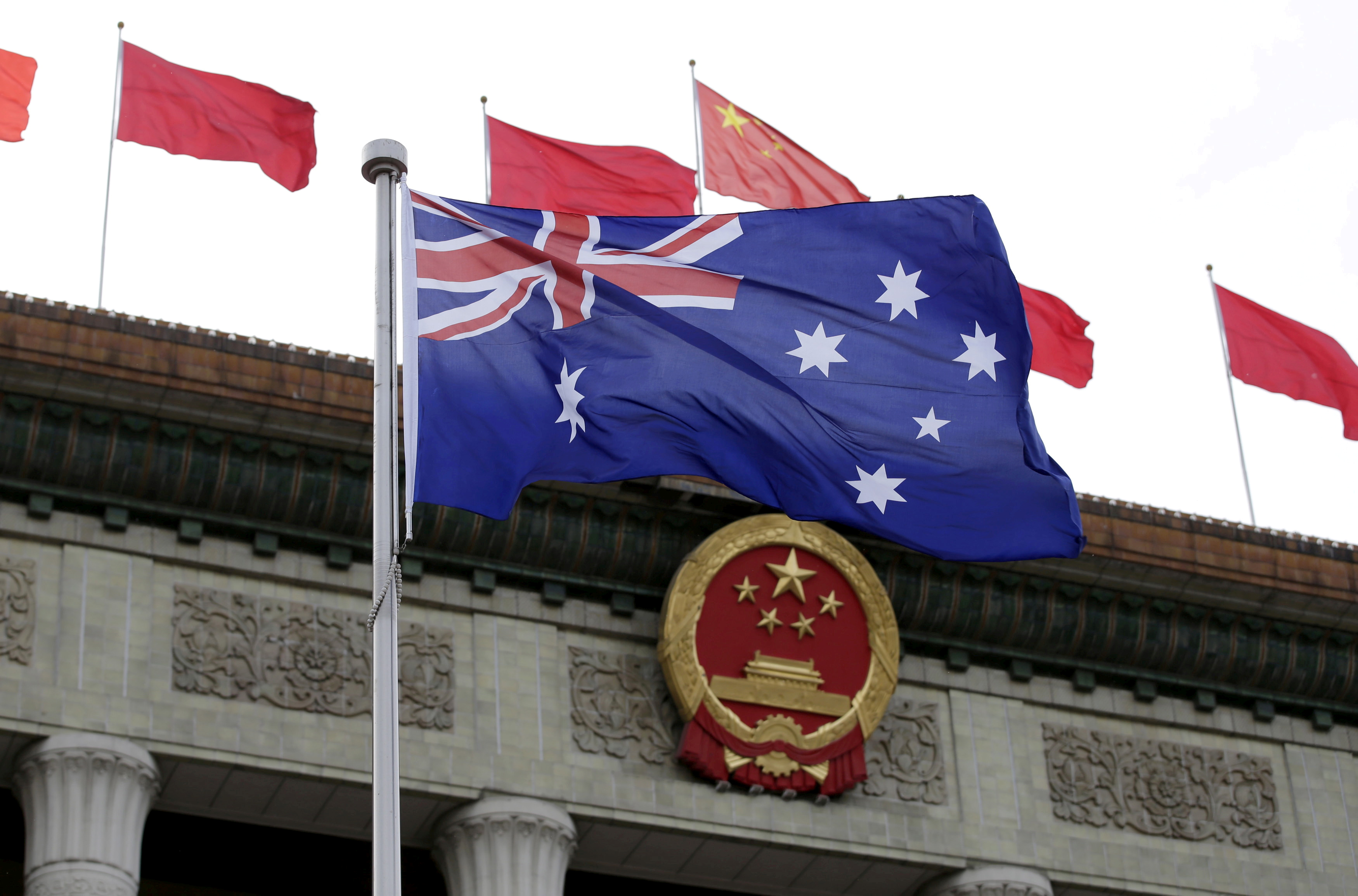 FOTO DE ARCHIVO: Una bandera australiana ondea frente al Gran Salón del Pueblo durante una ceremonia en Beijing, China, el 14 de abril de 2016. REUTERS/Jason Lee