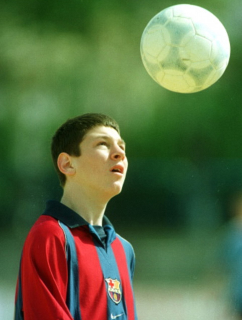 Lionel Messi y su encantamiento con la pelota, apenas llegado al FC Barcelona