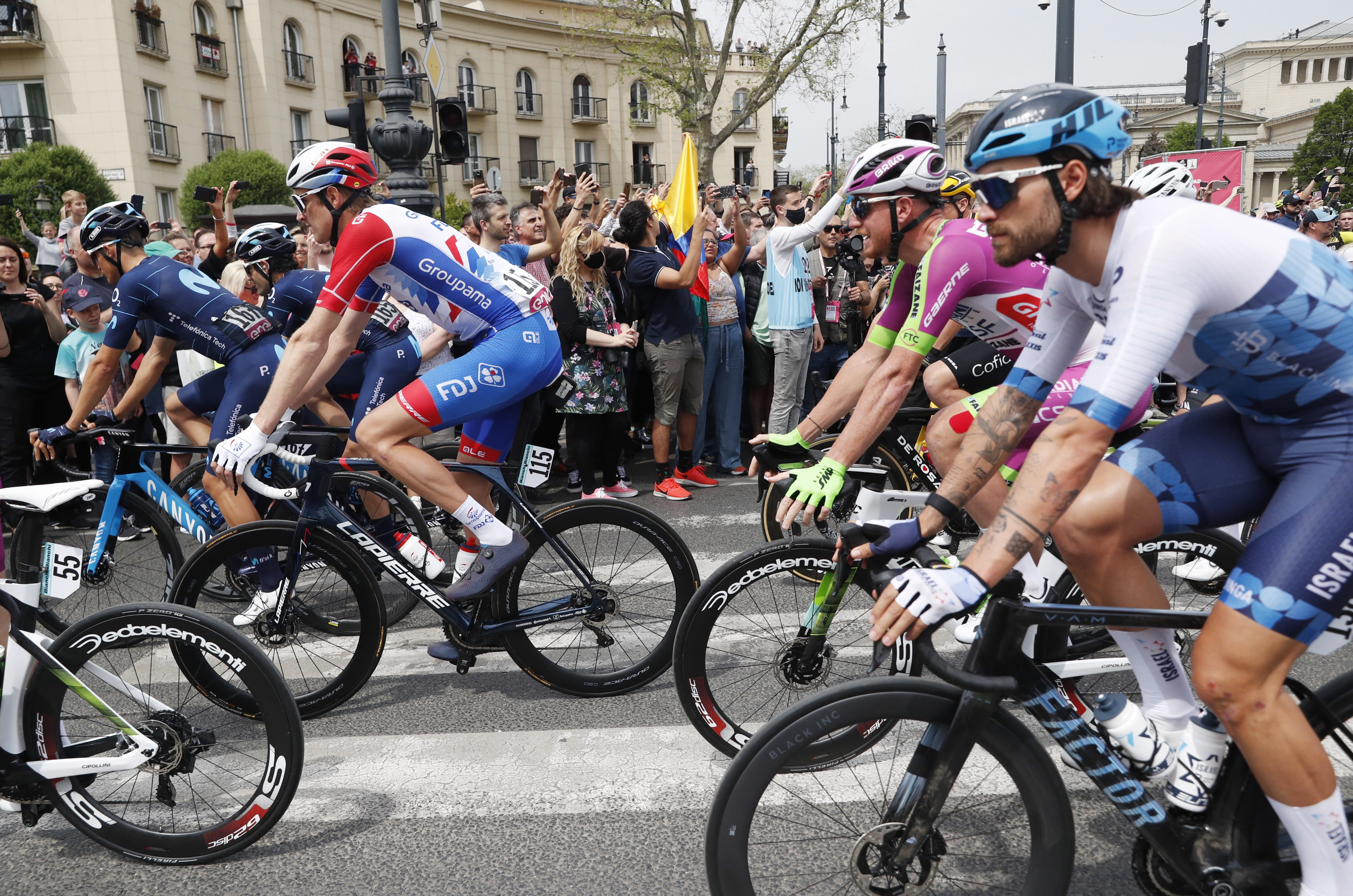 Ciclismo - Giro d'Italia - Livello 1 - Da Budapest a Wisegrade, Ungheria - 6 maggio 2022. Piloti REUTERS / Bernadett Szabo all'inizio del livello 1