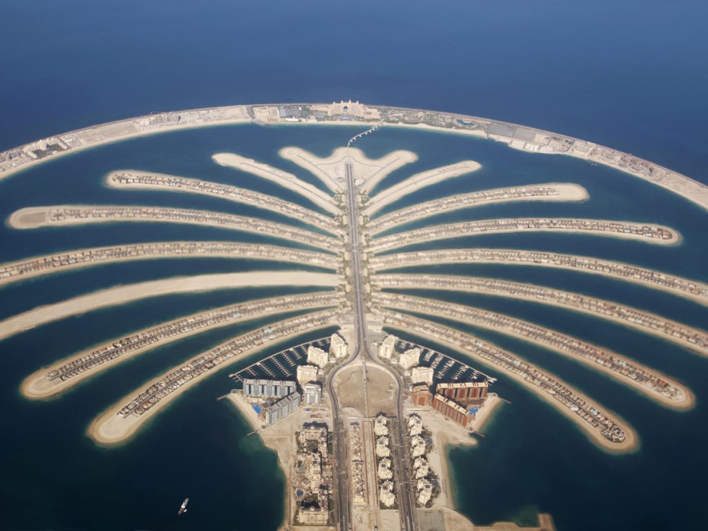 Dubái es una ciudad emirato de los Emiratos Árabes Unidos conocida por su lujoso comercio y su arquitectura ultramoderna 