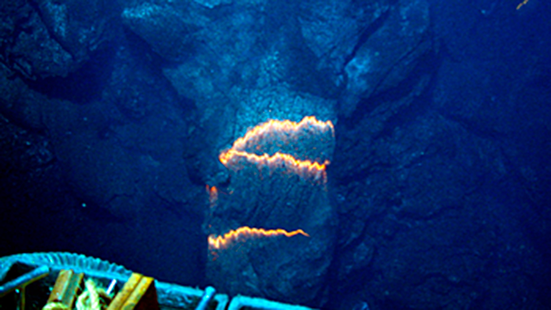 Imágen de la erupción de un volcán en las profundidades del océano 