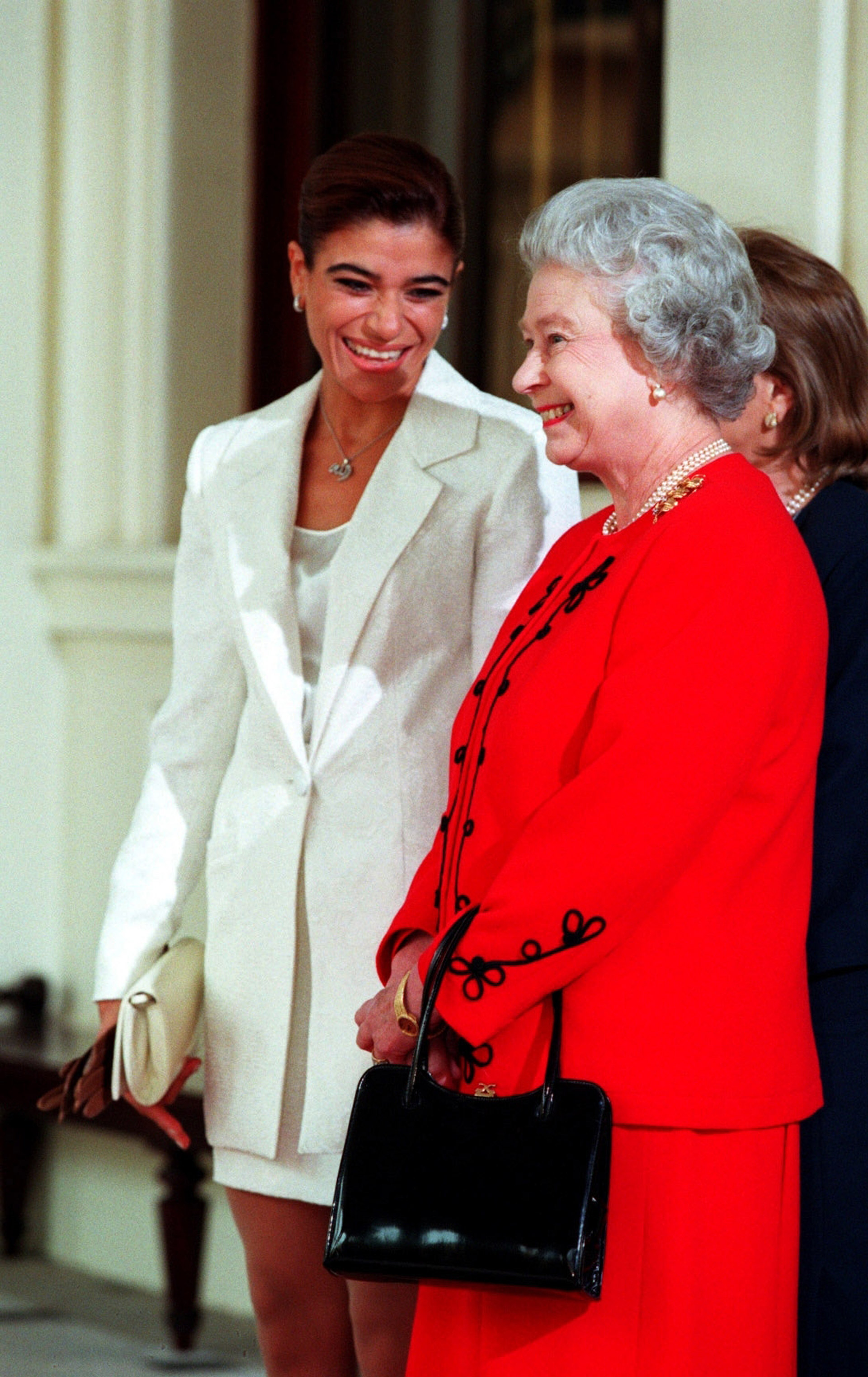 El día que Menem conoció a la Reina: poco protocolo, un poncho de vicuña y  la charla que pudo empañar el viaje - Infobae