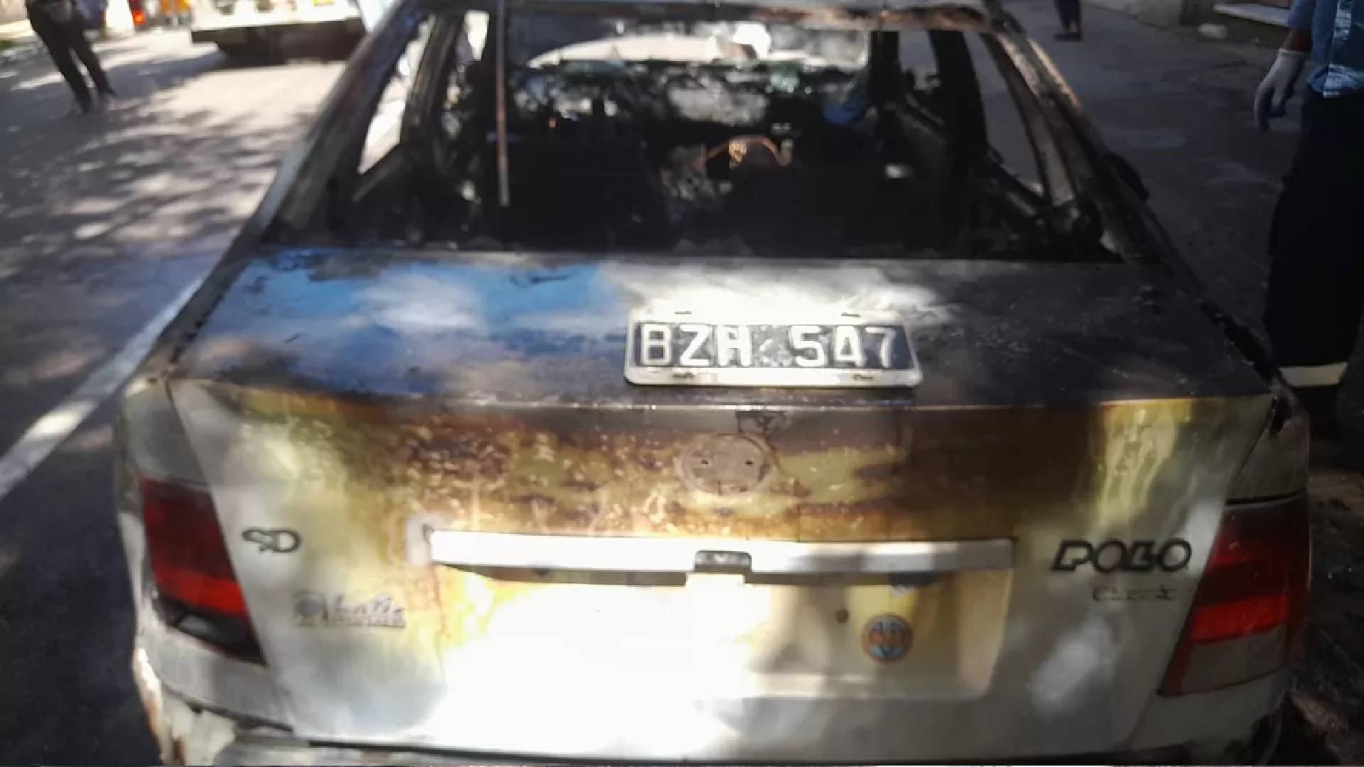 Un hombre prendió fuego su auto para evitar que se lo secuestren (Fotos: La brújula 24)