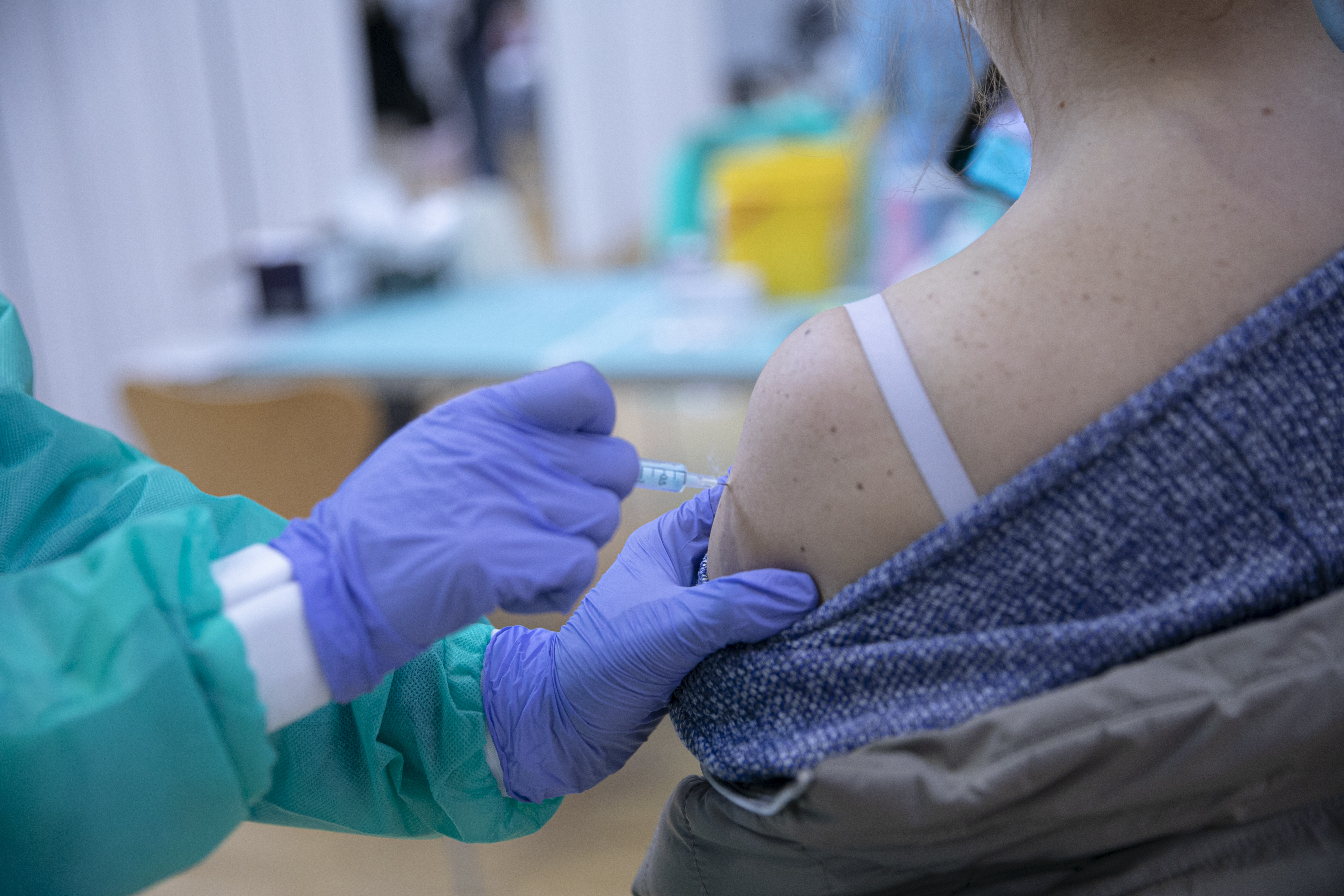 Cuando en el mundo comenzaron a aprobarse las diferentes formulaciones para prevenir el COVID-19 comenzó otra carrera: la del acceso a las vacunas (Europa Press)
