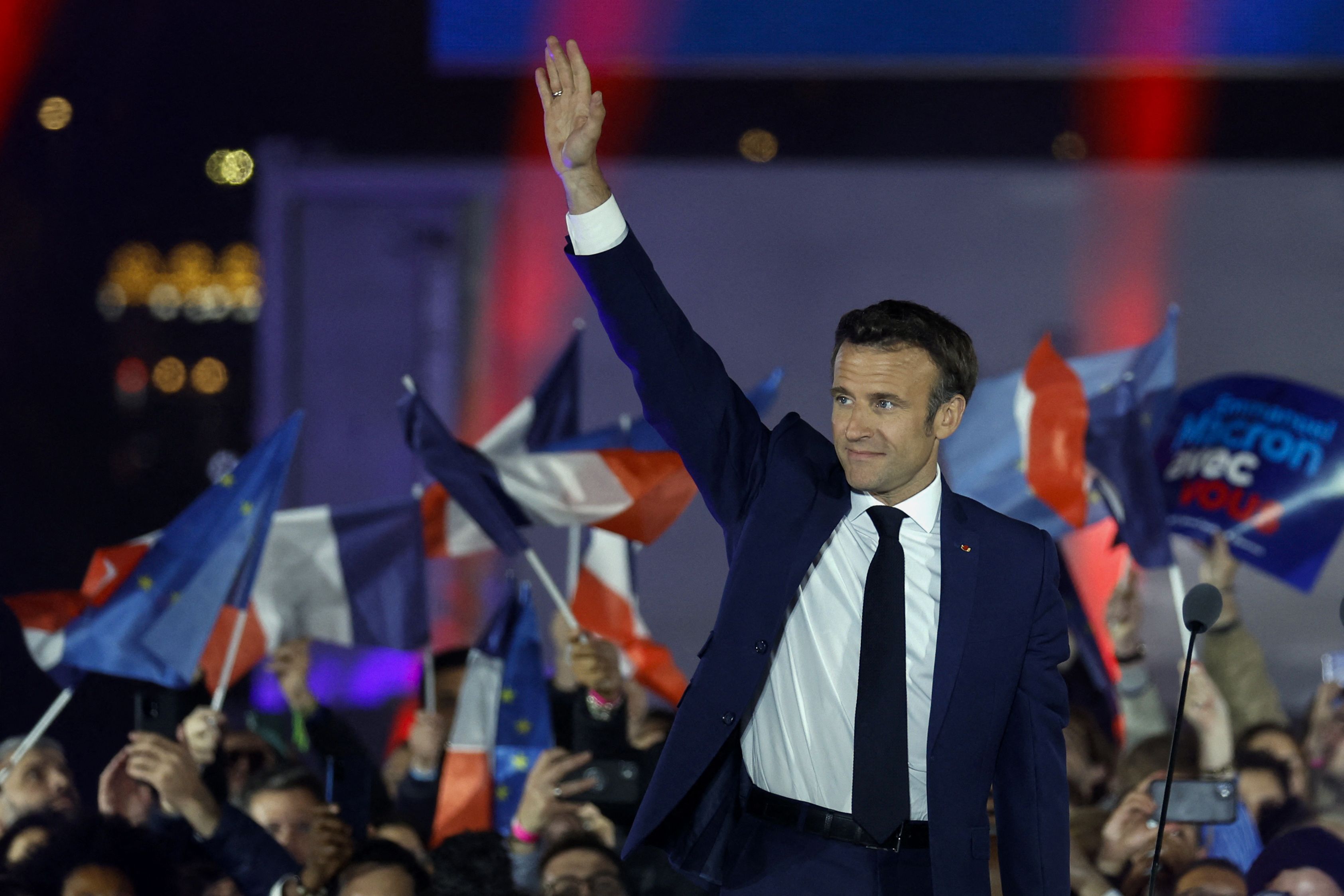 El presidente francés Emmanuel Macron saluda en el escenario tras ser reelegido como presidente (REUTERS/Gonzalo Fuentes)