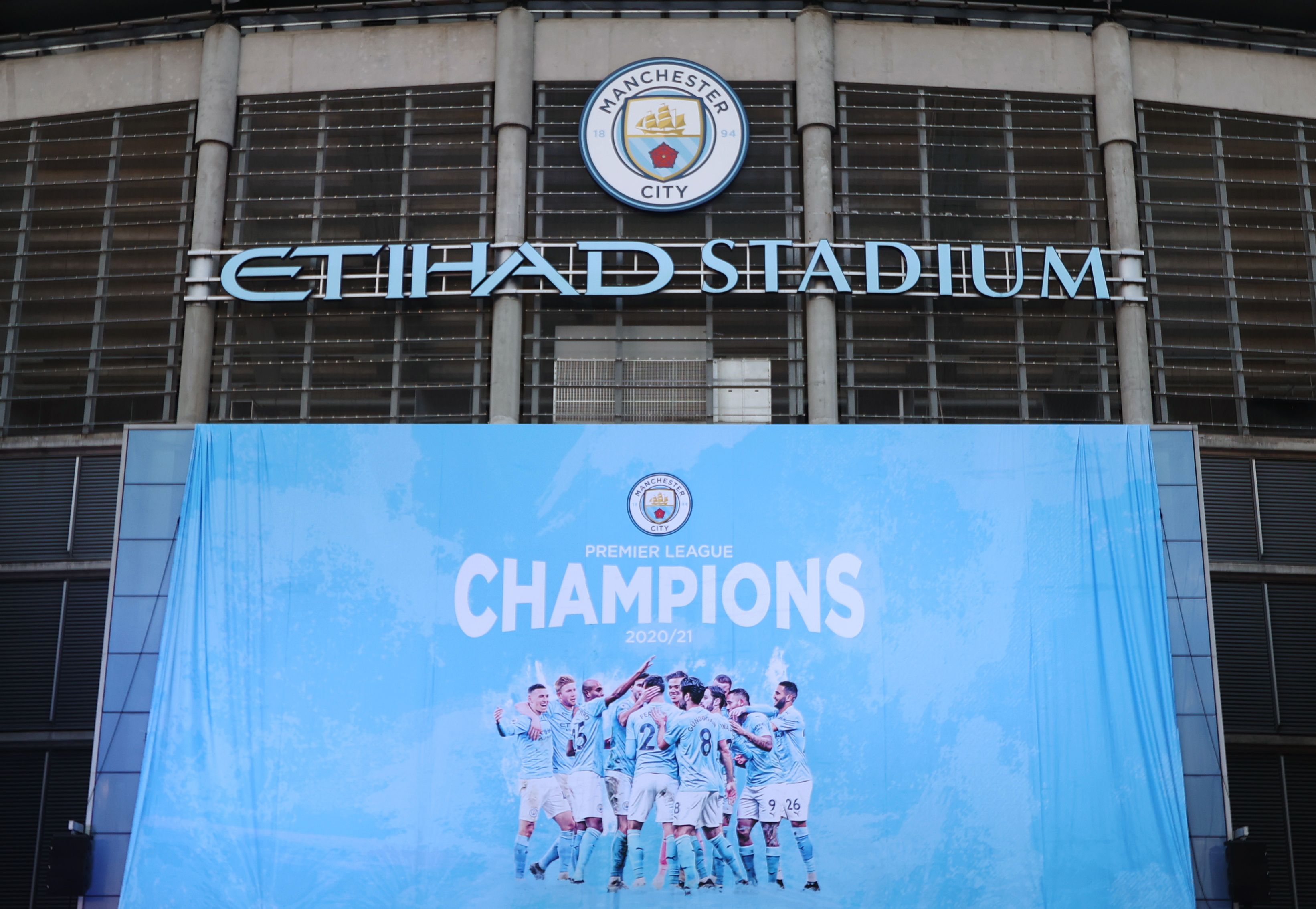Decenas de fanáticos del Manchester City se pasearon por el estadio Etihad para celebrar el título de liga del equipo de Guardiola (Reuters/Molly Darlington)