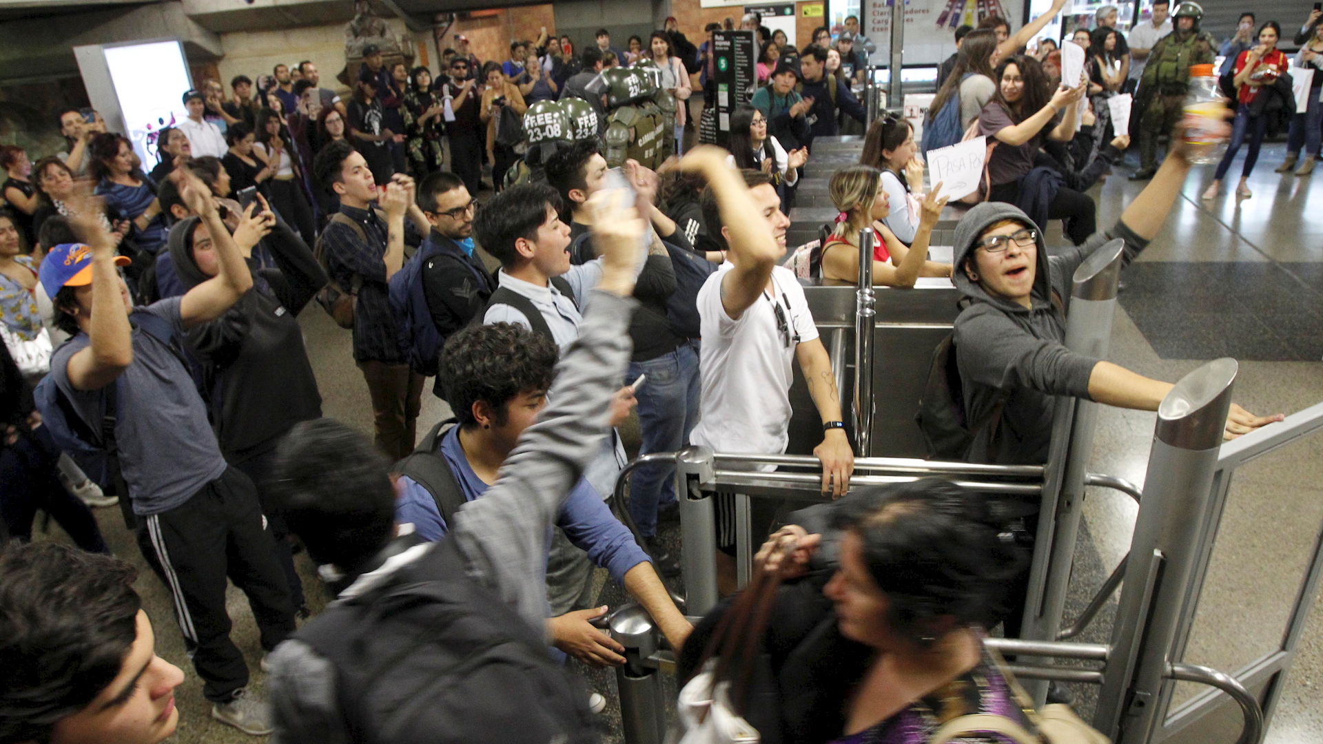 Una imagen de la primera protesta estudiantil de octubre de 2019, en el metro de Chile. Fue el inicio de la revuelta masiva. (Reuters)