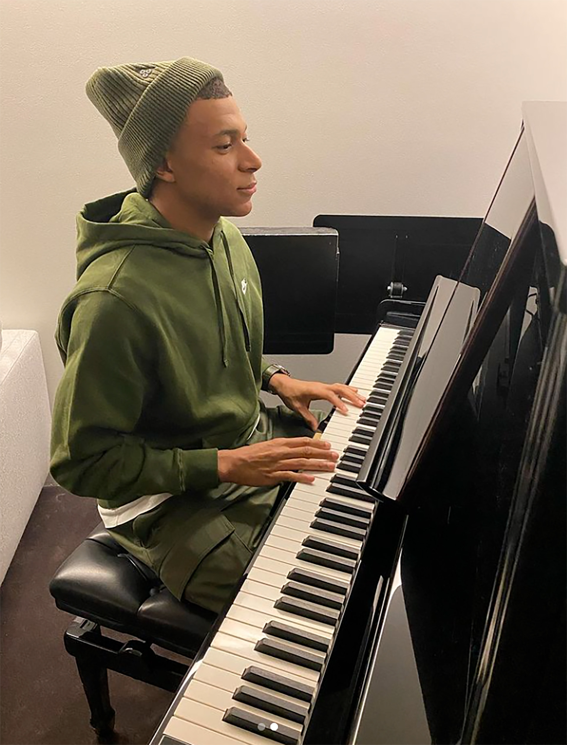 En sus ratos libres, Kylian Mbappé toca el piano en su lujosa casa