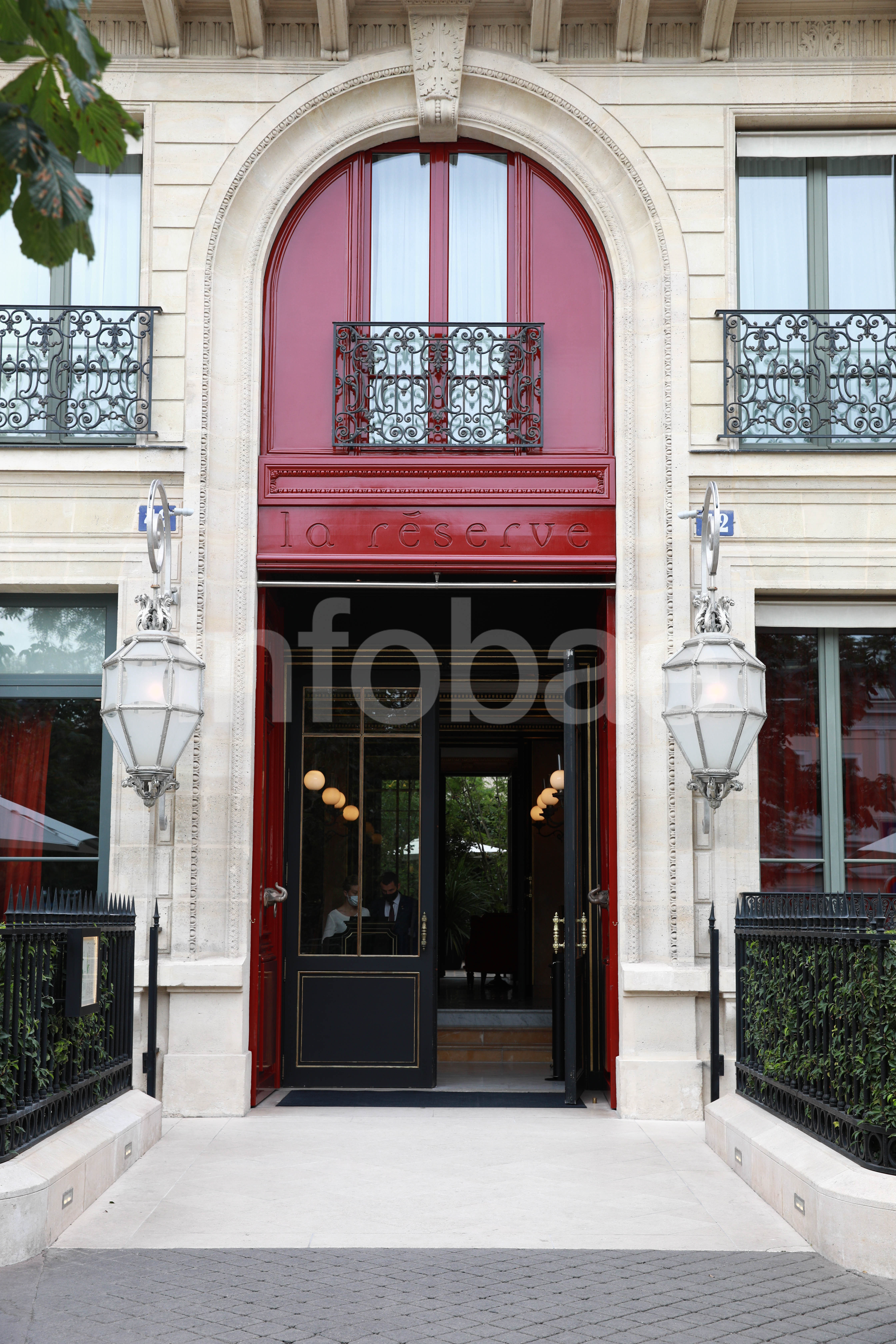 El hotel está en el corazón de París, en un entorno tranquilo, frente a los jardines centrales de la ciudad, lo que ofrece algo de intimidad para sus huéspedes