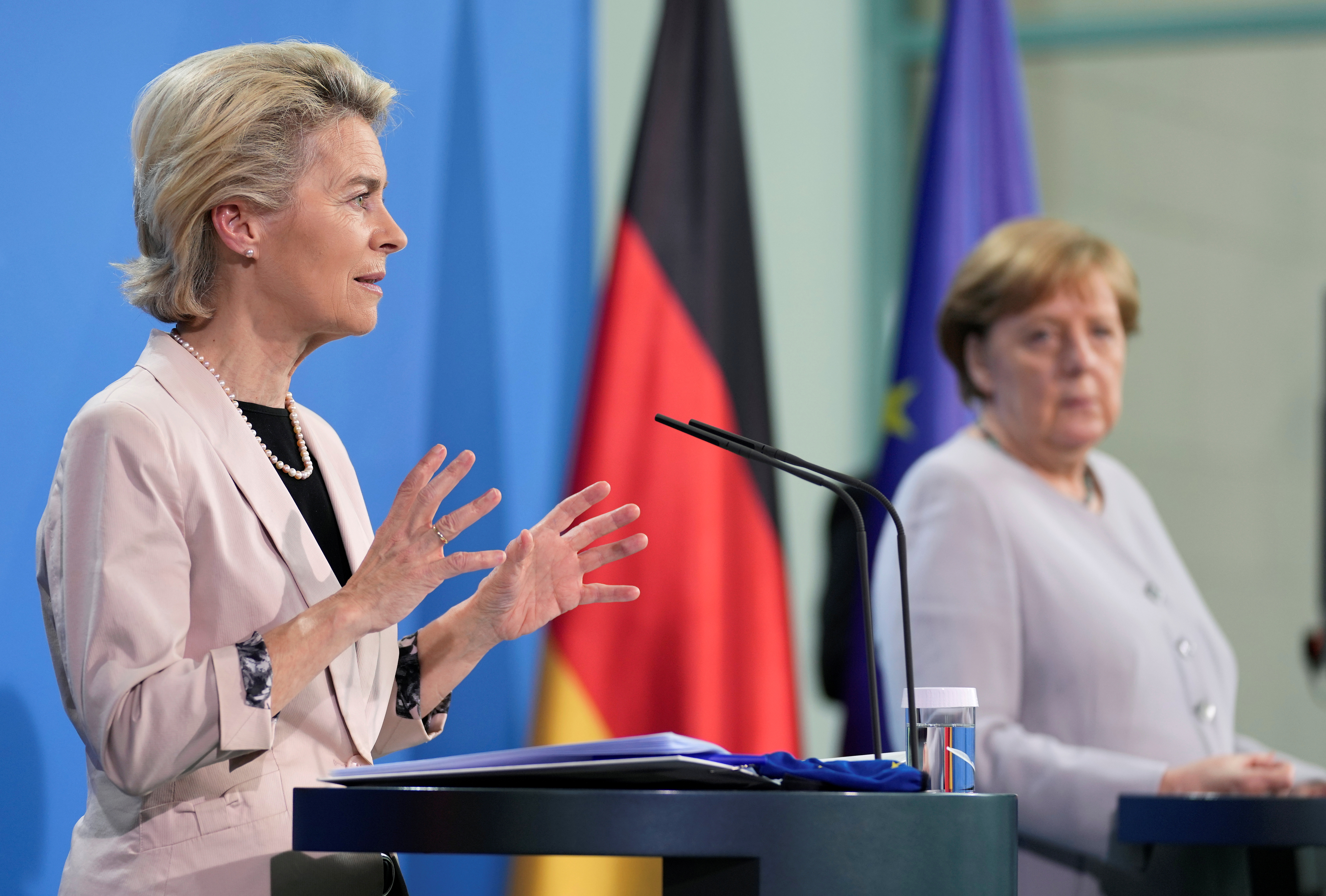 Cuando miran a Ursula von der Leyen, algunos suponen la mano detrás de su amiga y jefa politica, Angela Merkel.