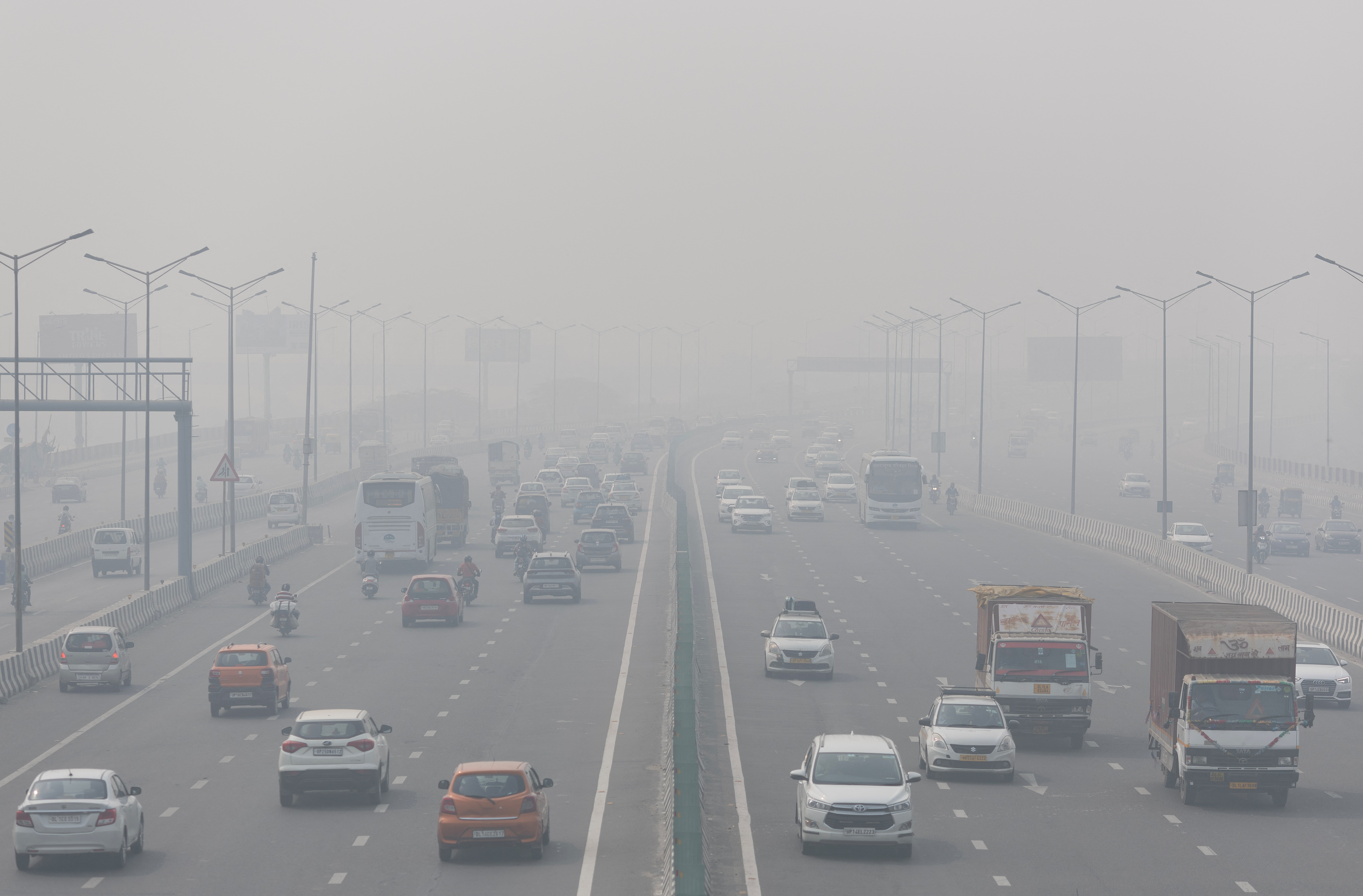 El tráfico se mueve a lo largo de una carretera envuelta en un fuerte smog en Nueva Delhi, India, 3 de noviembre de 2022. REUTERS/Adnan Abidi