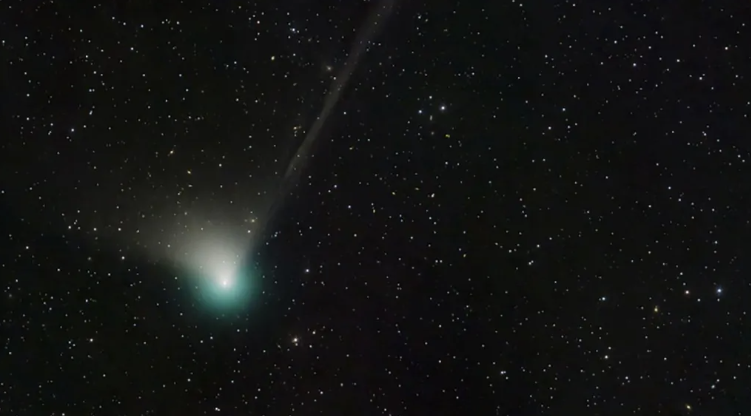 Los cometas son cuerpos celestes helados que suelen liberar gas y polvo tras su paso, contienen polvo, hielo, dióxido de carbono, amoniaco, metano y otros compuestos