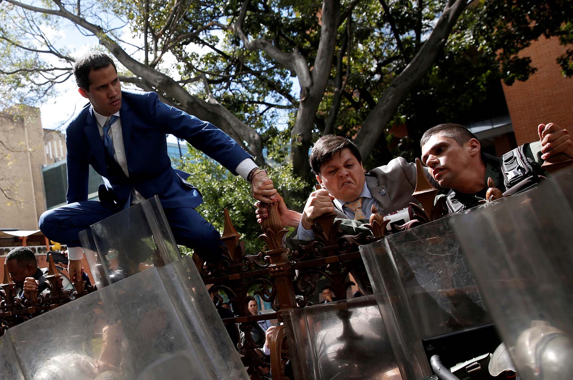 El presidente interino de Venezuela, Juan Guaido, intenta ingresar al edificio de la Asamblea Nacional bloqueado por las fuerzas del régimen de Maduro (5 de enero)