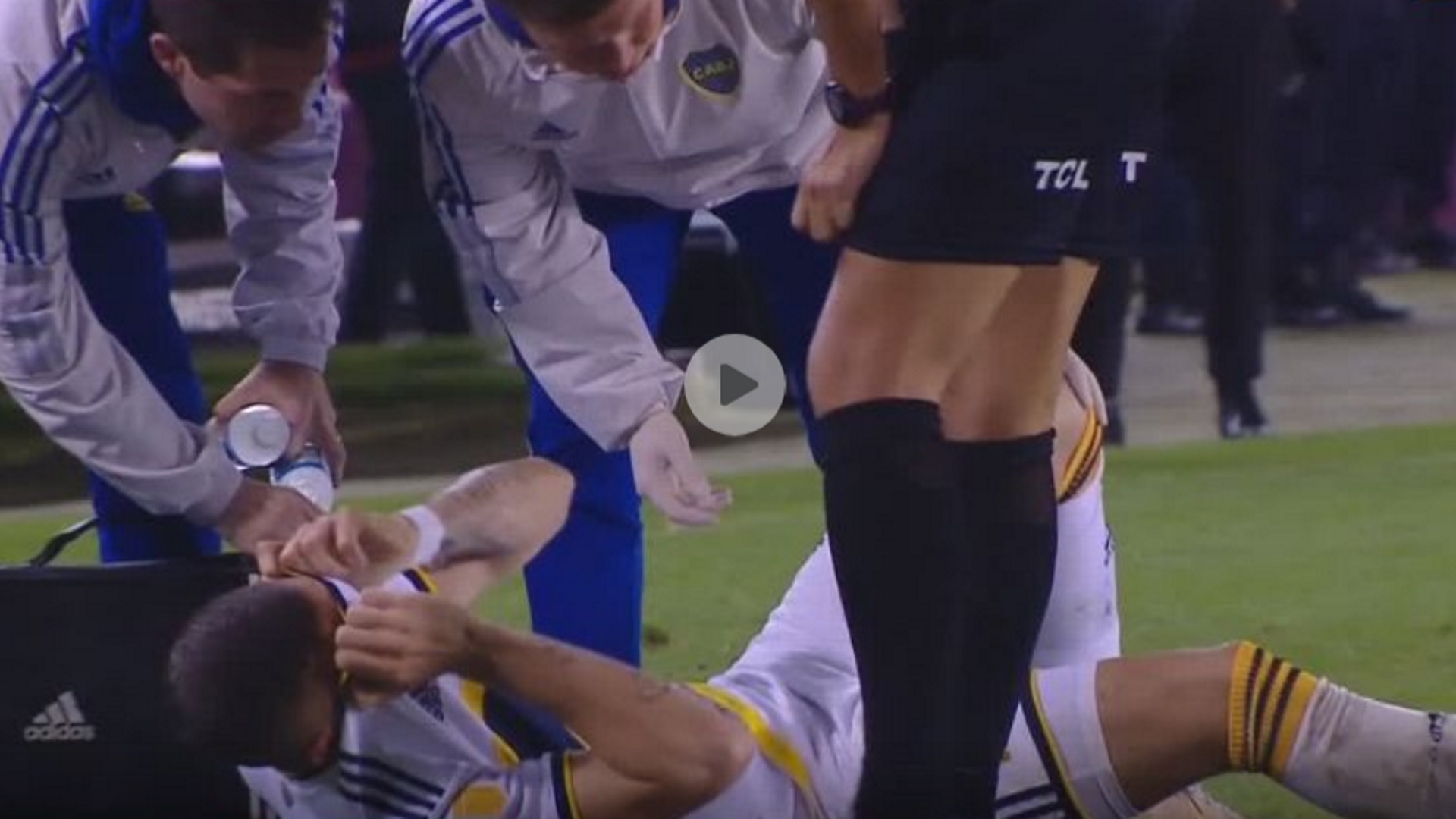 Alarma en Boca Juniors: Norberto Briasco se lesionó ante Lanús y abandonó llorando el campo de juego