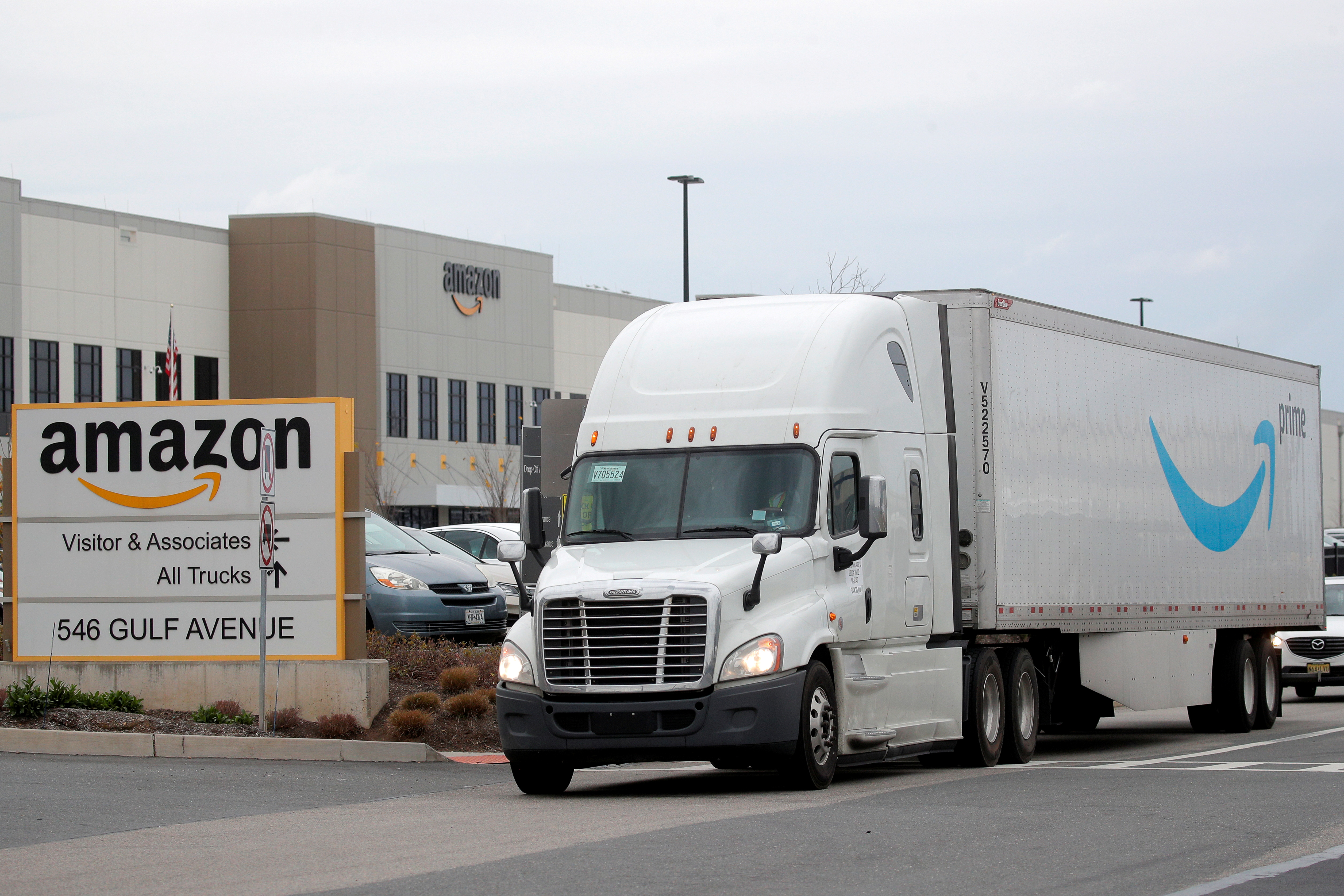 Un camión de Amazon sale del centro de distribución JFK8 de la compañía en Staten Island, Nueva York, Estados Unidos, el 25 de noviembre de 2020 (REUTERS/Brendan McDermid/Archivo)