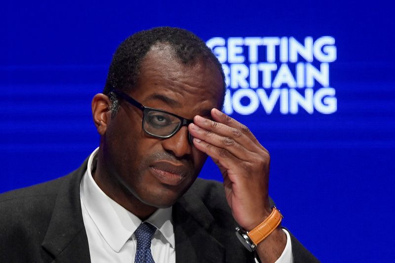 El ministro de Hacienda británico Kwasi Kwarteng se ajusta las gafas durante la conferencia anual del Partido Conservador del Reino Unido en Birmingham, Reino Unido, el 3 de octubre de 2022. REUTERS/Toby Melville/Archivo