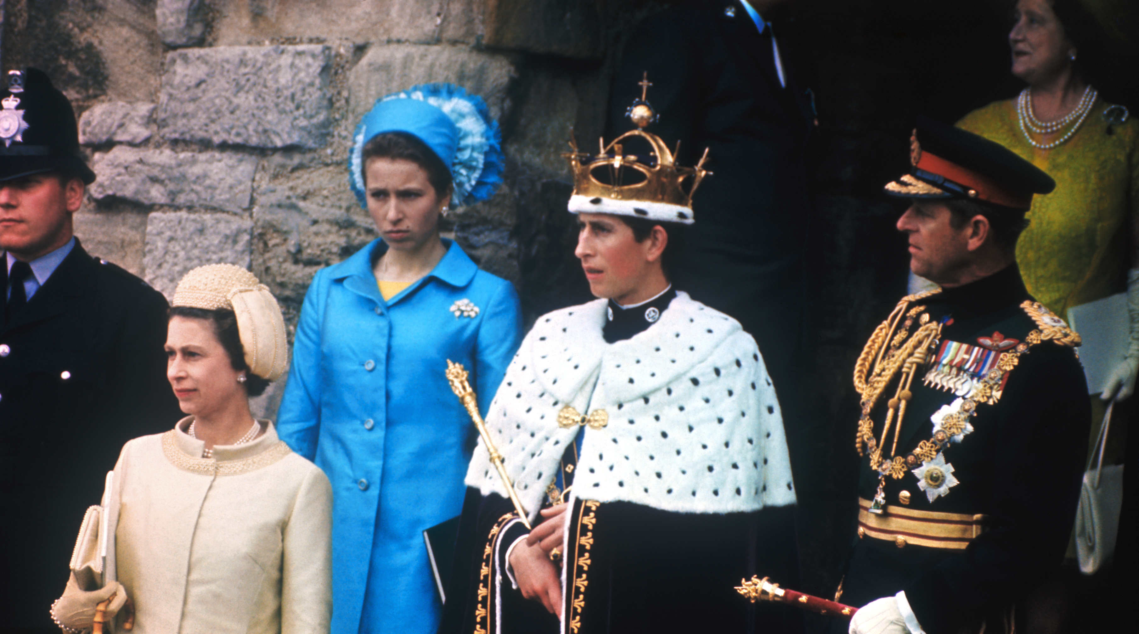 El entonces príncipe Carlos en los escalones del castillo después de ser investido como Príncipe de Gales. "Un personaje tan expuesto debe recordar la asimetría entre lo positivo y lo negativo Las personas van a recordar más lo negativo que lo positivo", dicen los especialistas