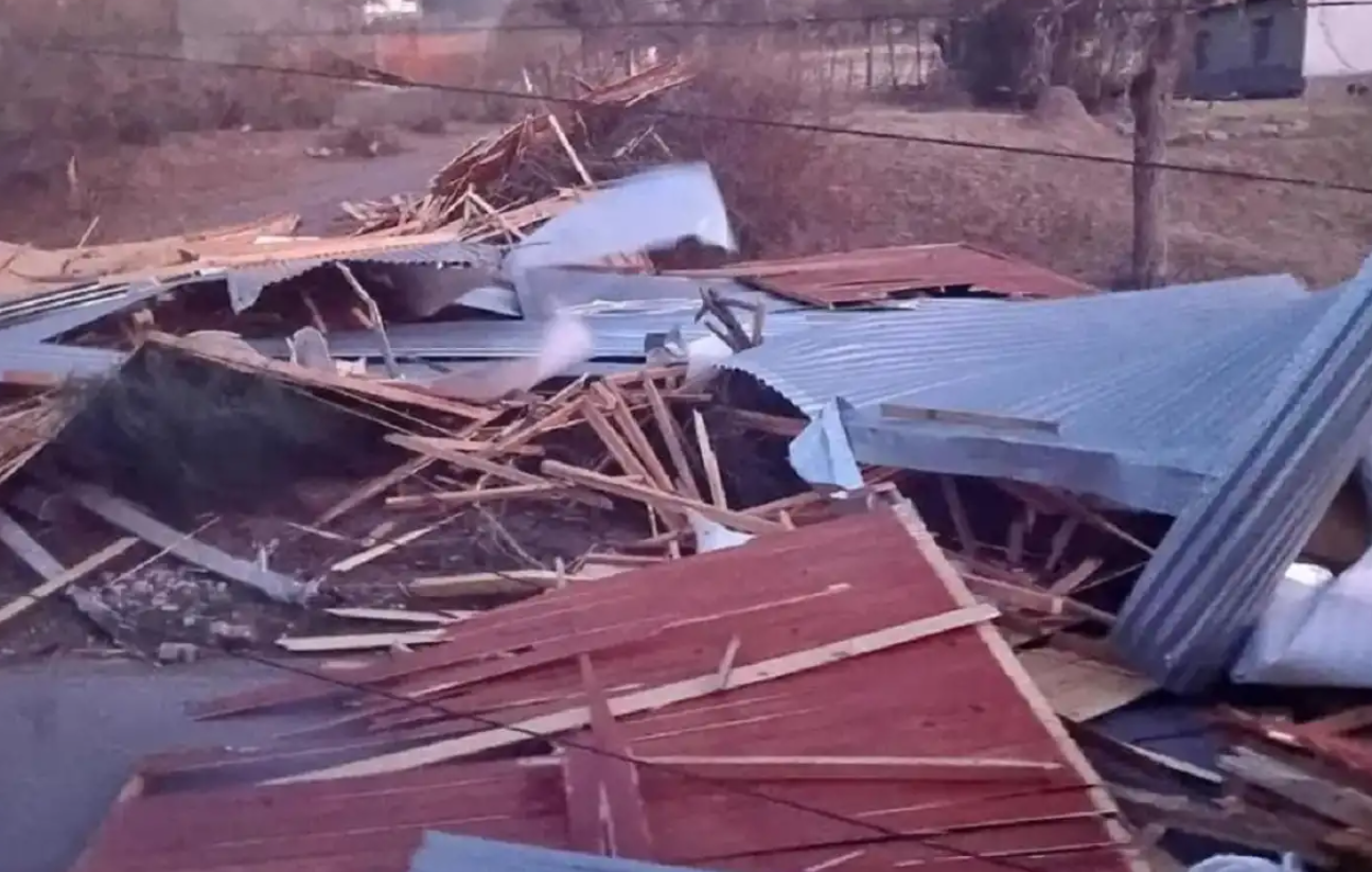 Techos volados y r&aacute;fagas de hasta 100 km/h: un fuerte temporal de viento provoc&oacute; destrozos en varias provincias