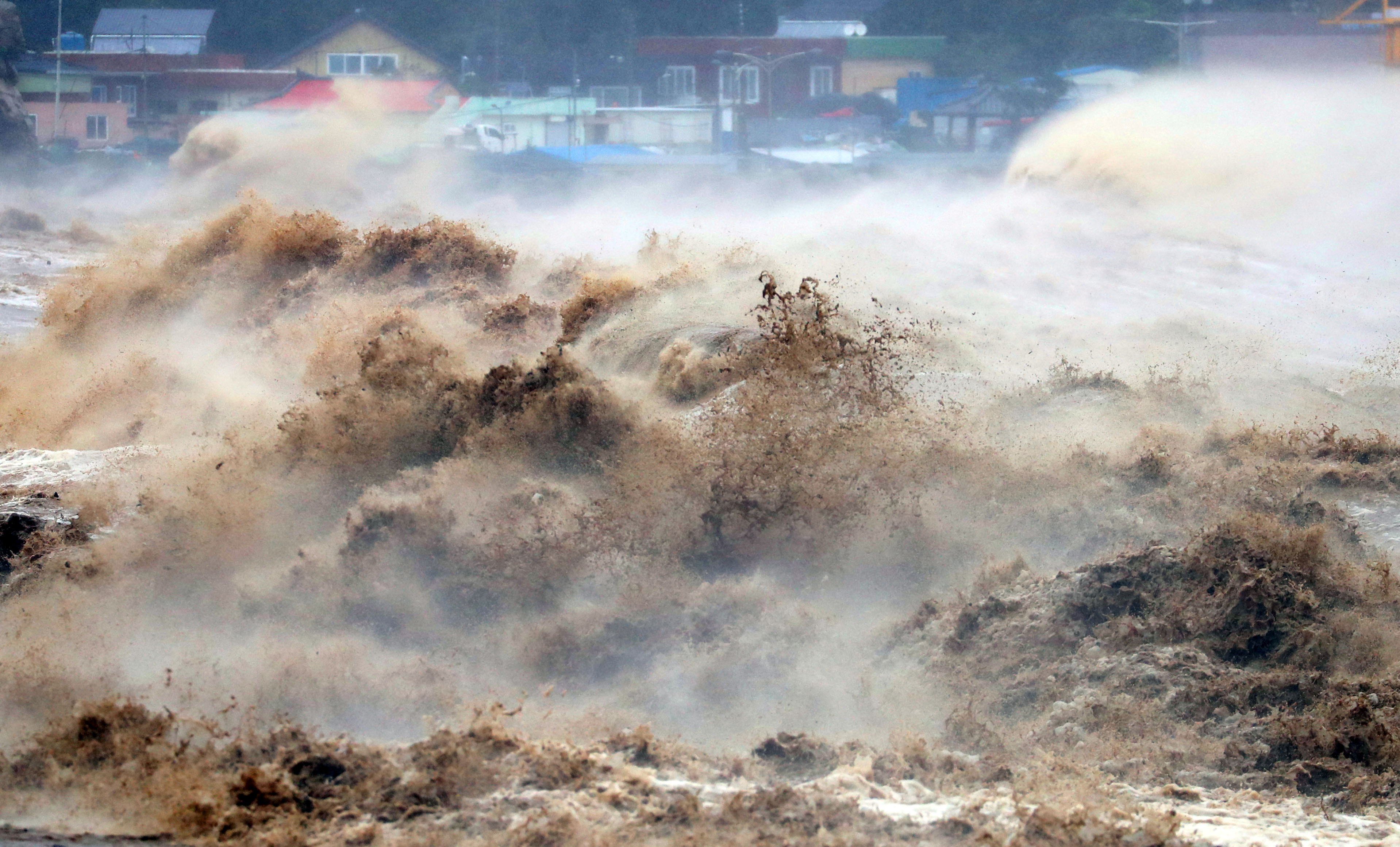 El oleaje causado por el tifón en las costas surcoreanas (Yonhap via REUTERS)