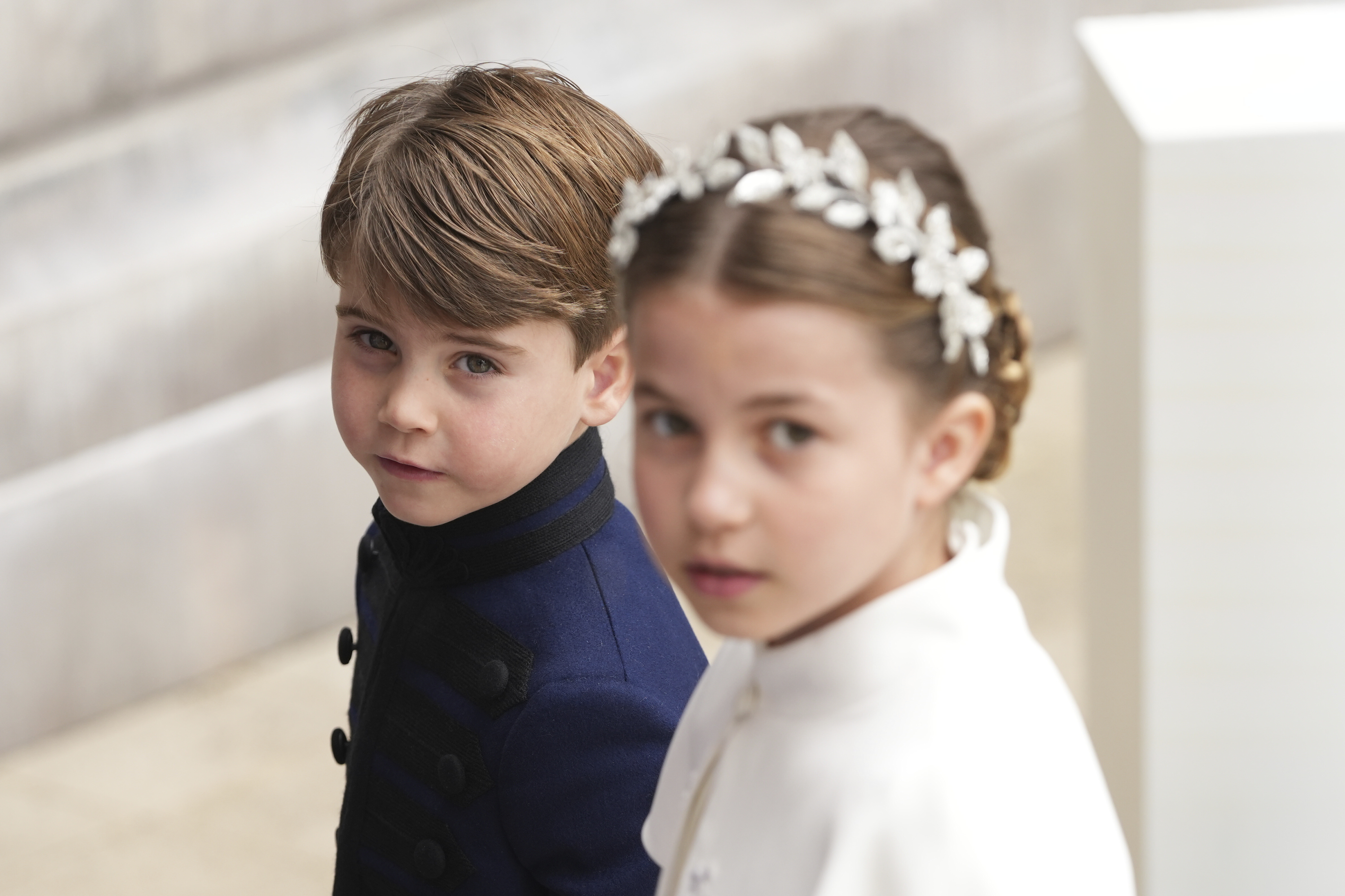 El príncipe Louis y la princesa Charlotte, llegan a la coronación del rey Carlos III, en Londres, el sábado 6 de mayo de 2023. (Dan Charity/pool via AP)