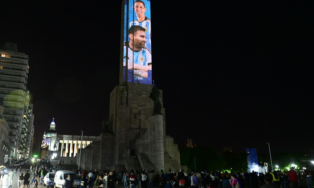 Ãngel Di MarÃ­a y Lionel Messi, las figuras que iluminaron el Monumento a la Bandera en Rosario (Telam: SebastiÃ¡n Granata)