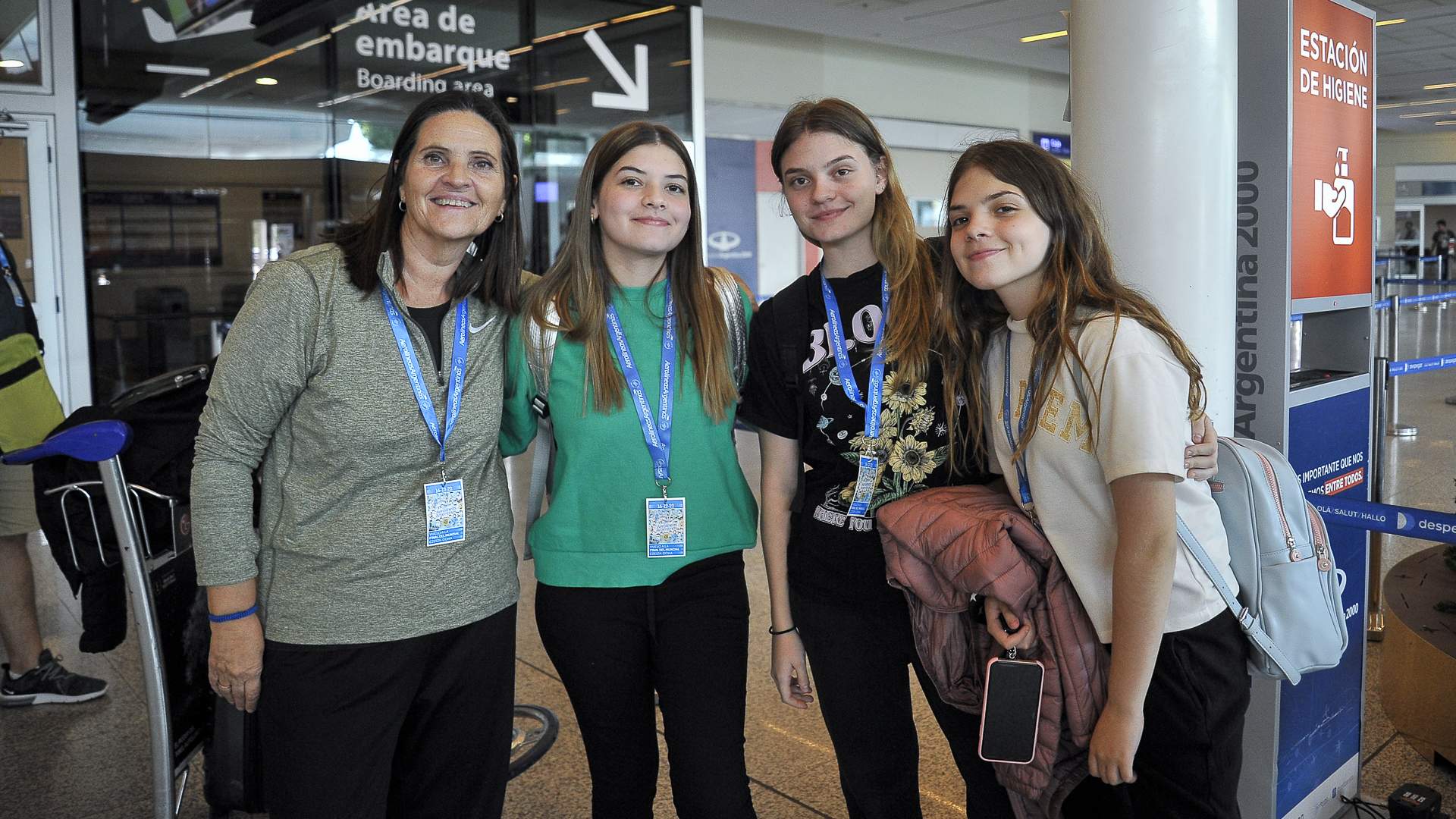 Silvia, esposa de Jorge, junto a sus nietas. 
