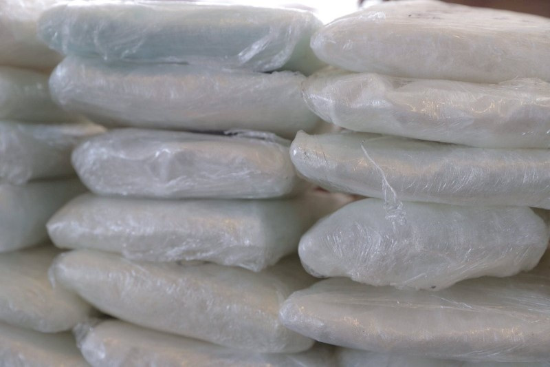 FOTO DE ARCHIVO. Paquetes de fentanilo en su mayoría en forma de polvo y metanfetamina (REUTERS)