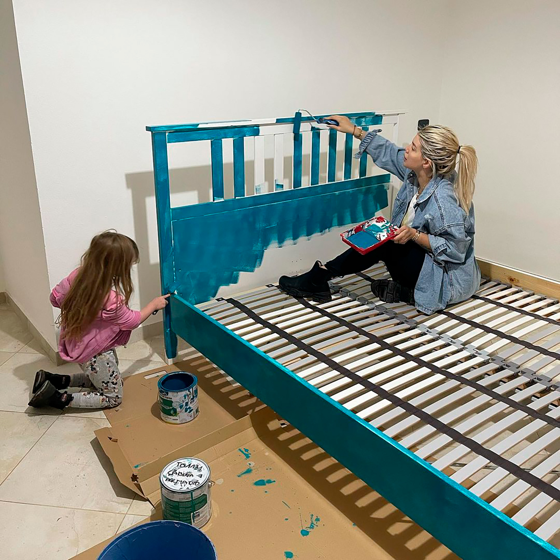 Wanda Nara pintó una cama junto a su hija Isabella (Instagram @wanda_icardi)