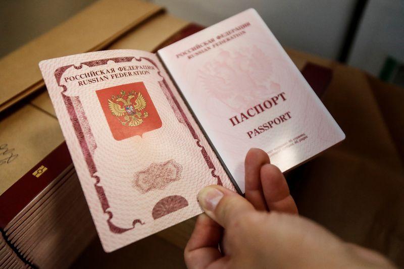 Imagen referencial de un trabajador mostrando un pasaporte ruso en blanco en la fábrica de impresión Goznak, en Moscú, Rusia. 11 de julio de 2019. REUTERS/Maxim Shemetov/Archivo
