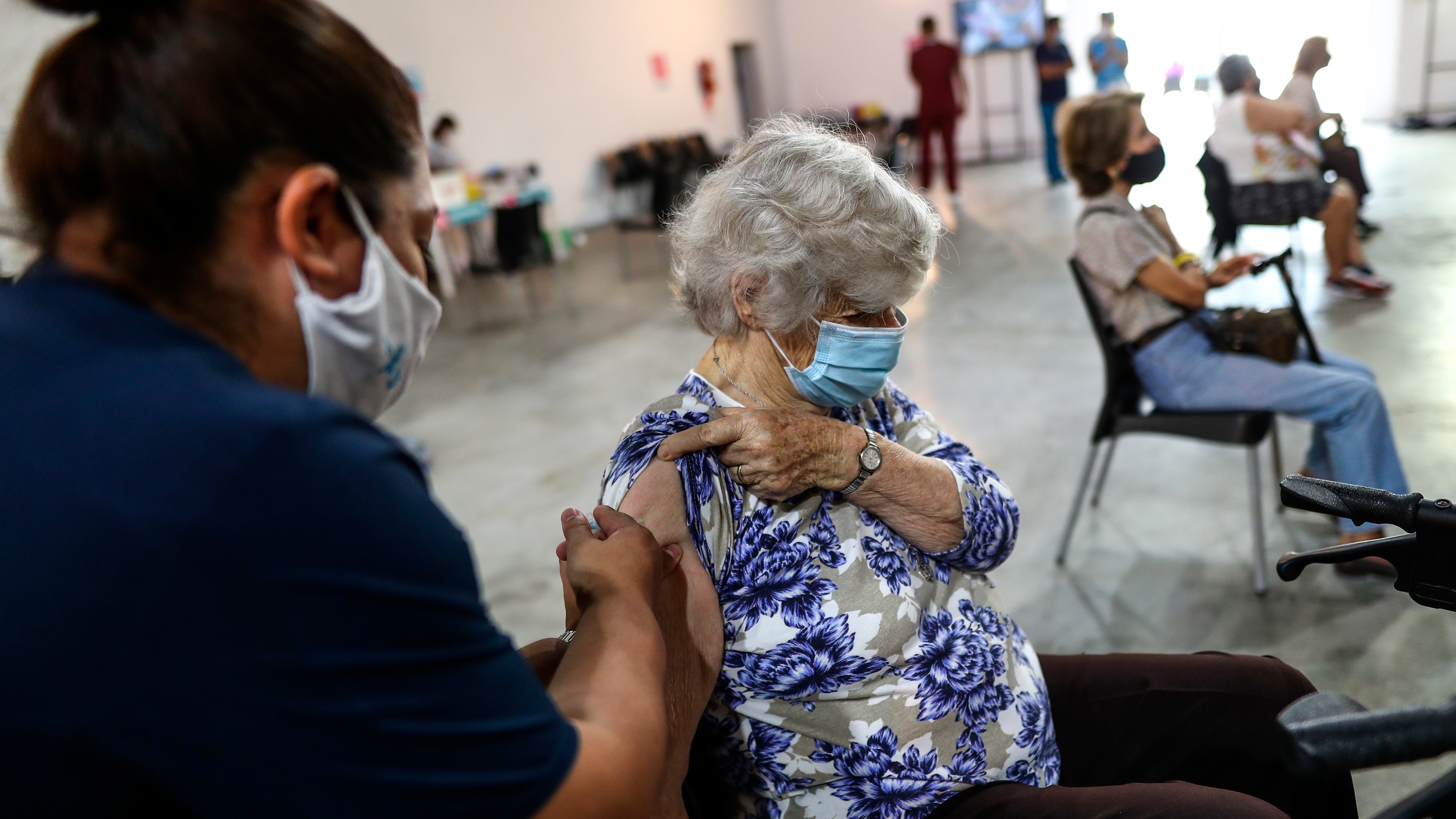 Adultos mayores reciben la vacuna contra la covid-19 en una jornada de vacunación en la Provincia de Buenos Aires (EFE/Juan Ignacio Roncoroni/Archivo)
