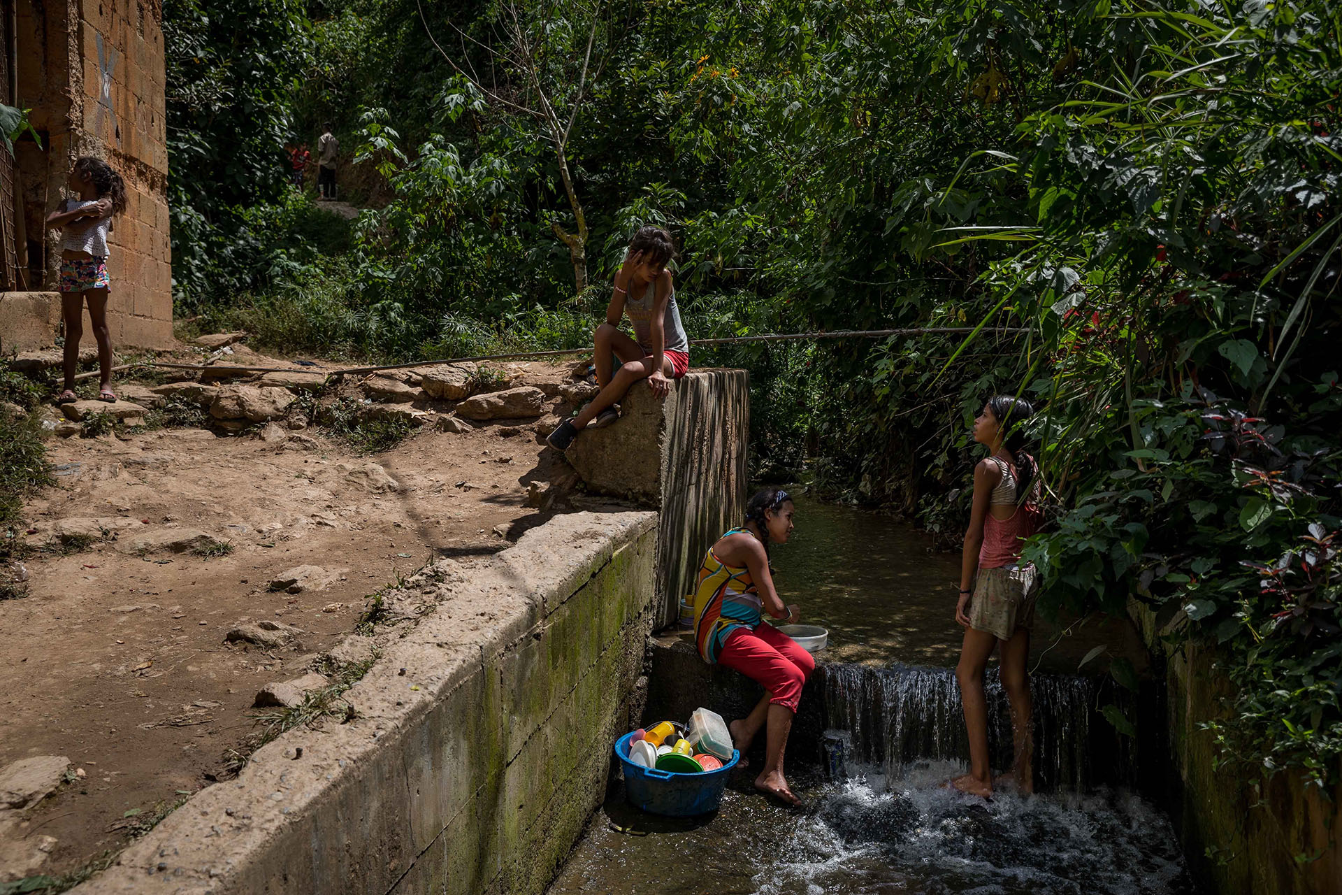 Un grupo de personas en una quebrada de agua (EFE/ Miguel Gutiérrez)