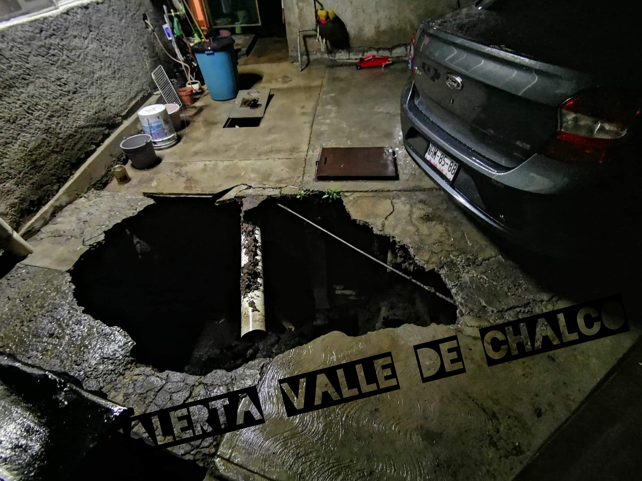 La denunciante aseguró que las autoridades no han atendido el socavón en su domicilio, en Valle de Chalco (Foto: Alerta Valle de Chalco / Facebook)