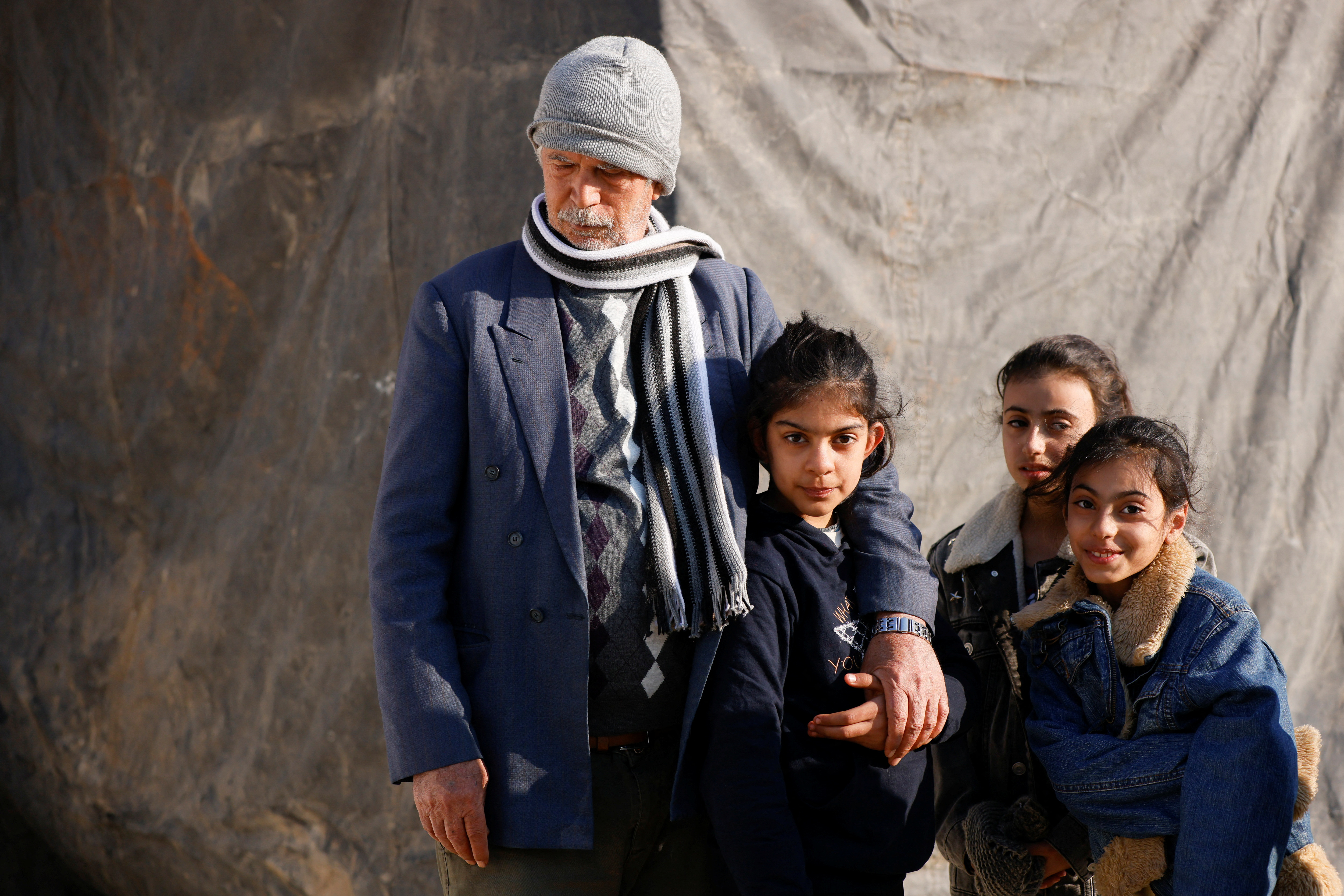 Un abuelo que no pueede regresar a su casa abraza a su nieto en Kirikhan, Turquía (REUTERS/Emilie Madi)