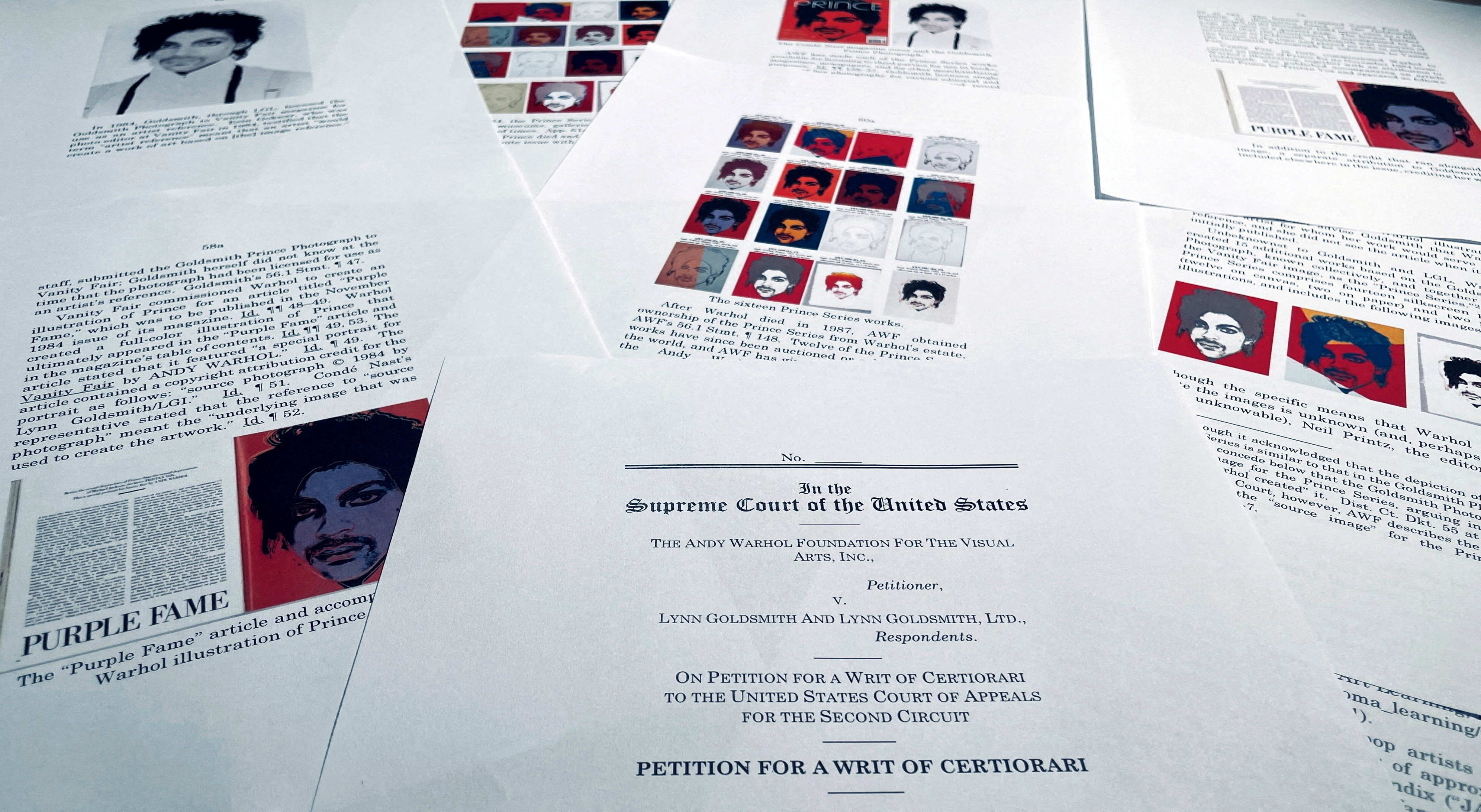 Páginas de la petición al Tribunal Supremo de EE.UU. en el caso de la Fundación Andy Warhol contra la fotógrafa Lynn Goldsmith (Foto: REUTERS/Jim Bourg)  