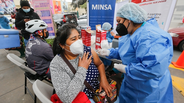 Quant à la troisième dose de vaccination, le Pérou présente une avance de 62,1%, ce qui ratifie la troisième place de la couverture vaccinale réalisée, a indiqué la Minsa.