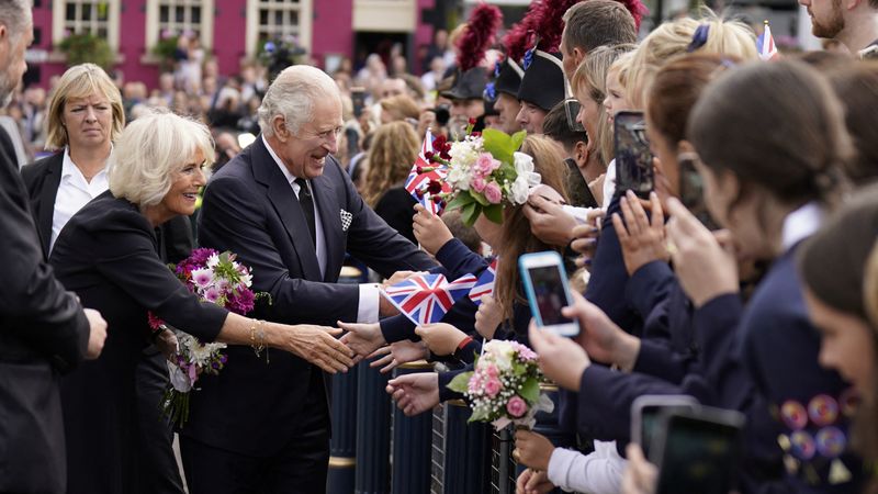 El rey Carlos III y la reina consorte se reúnen con simpatizantes fuera del castillo de Hillsborough, condado de Down, luego de la muerte de la reina Isabel II el jueves. Fecha de la foto: Martes 13 de septiembre de 2022. Niall Carson/Pool vía REUTERS