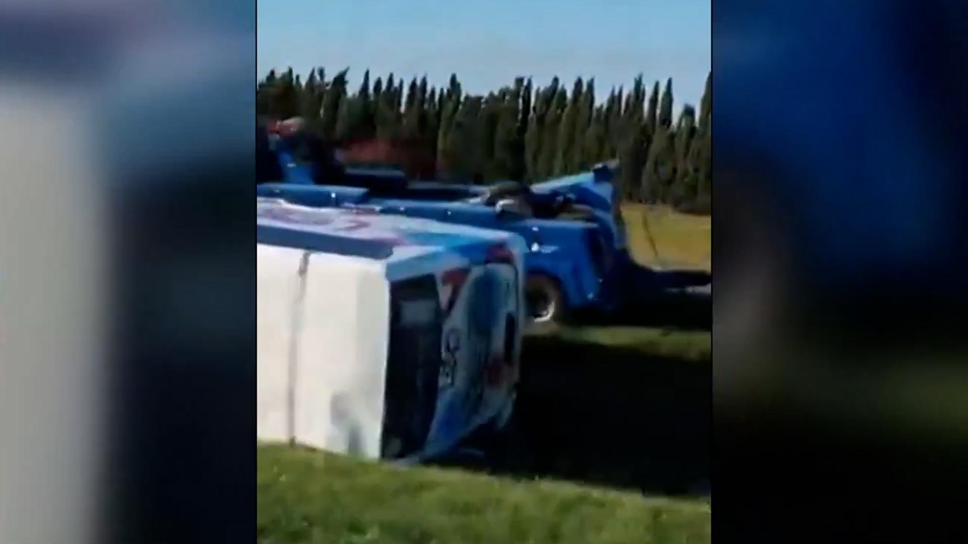 Volc&oacute; un micro con pasajeros sobre la ruta nacional 9 y hay decenas de heridos