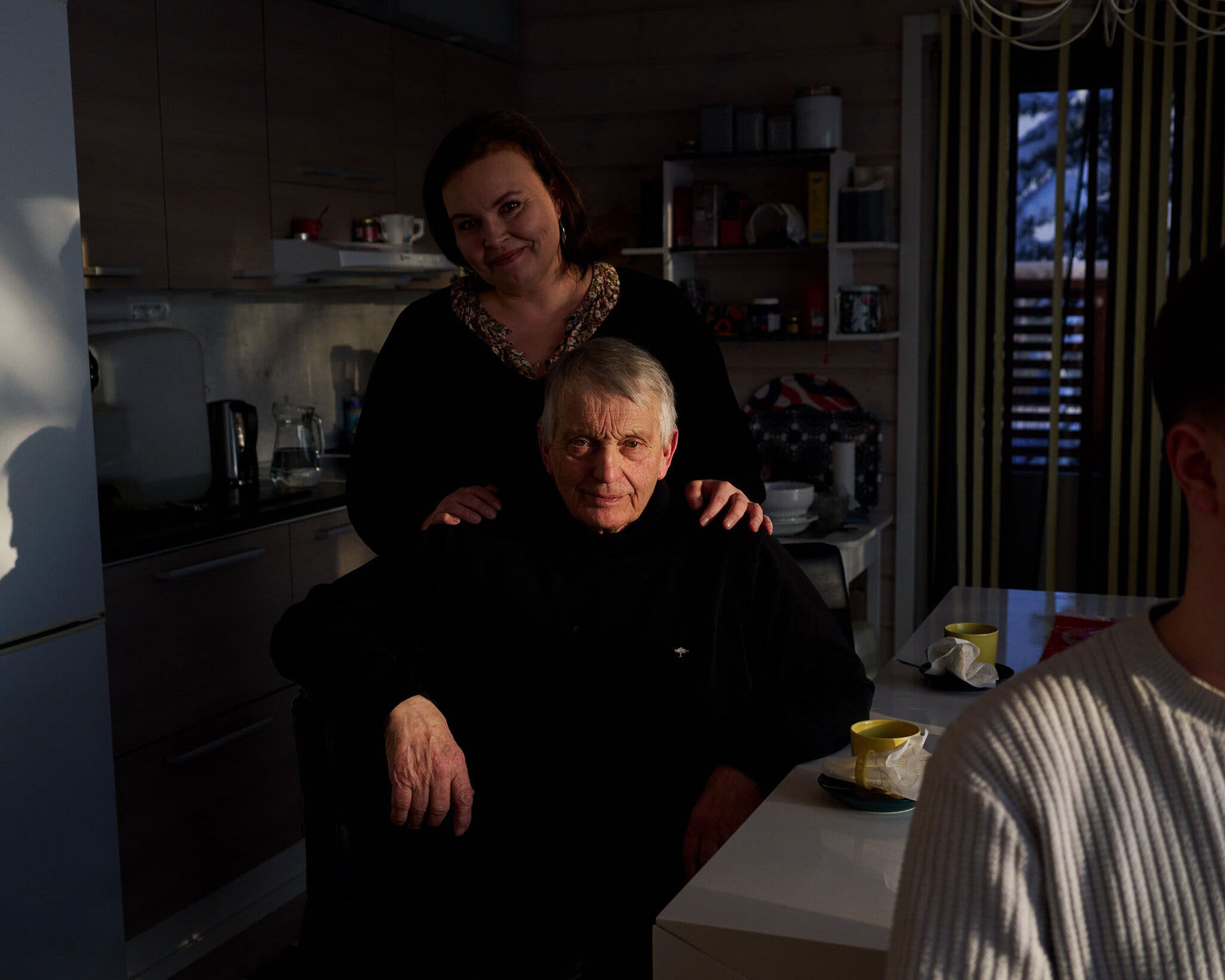 Tuomo Puutio, agricultor jubilado de 74 años, y su hija Marjukka, directora de orquesta de 47 años. En Finlandia, "tienes la oportunidad de tocar el violonchelo, aunque seas la hija de un granjero", dice Puutio