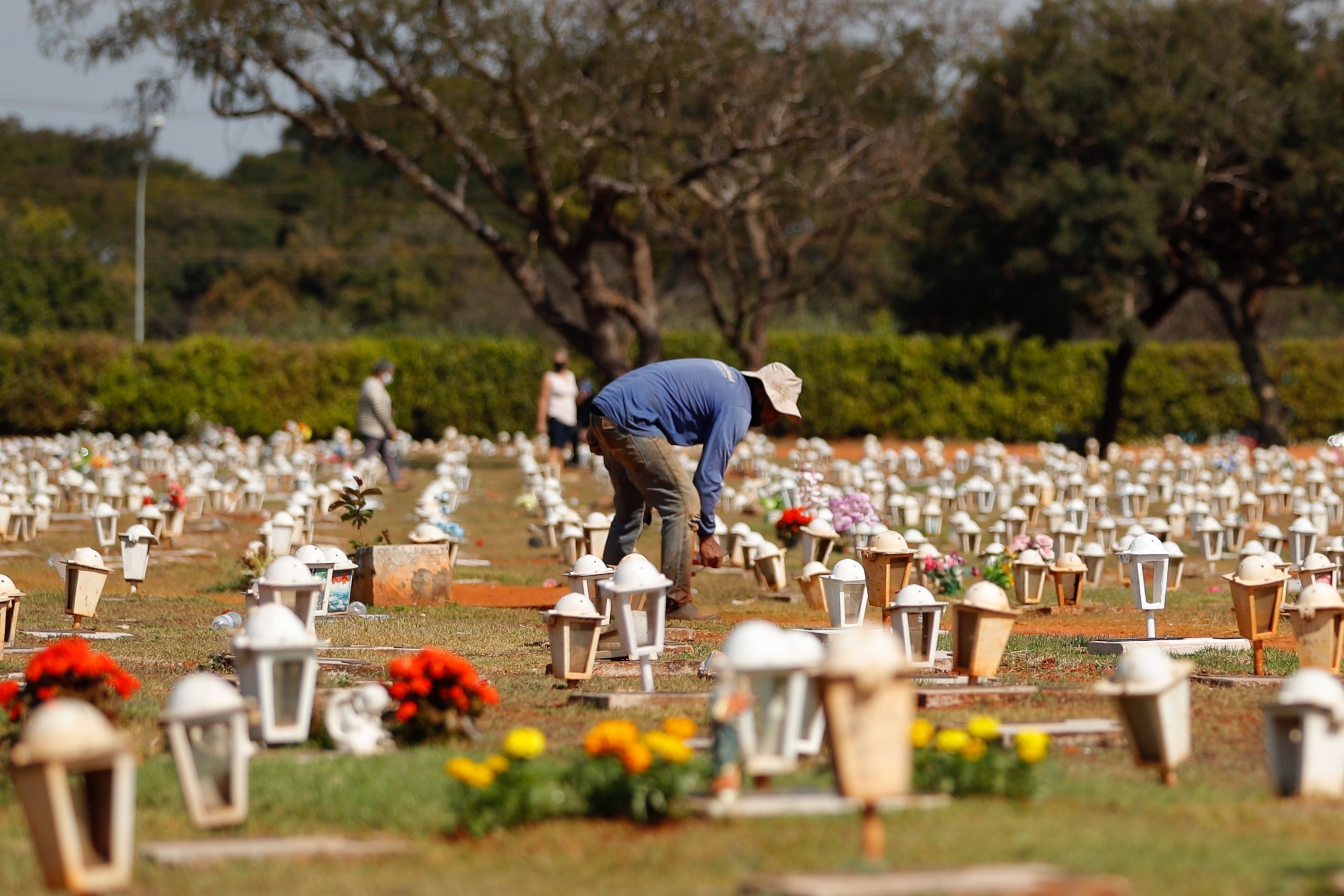 Un funcionario camina en el cementerio Campo da Esperança, en Brasilia. Brasil es uno de los países más azotados por la pandemia del coronavirus. EFE/Fernando Bizerra/Archivo
