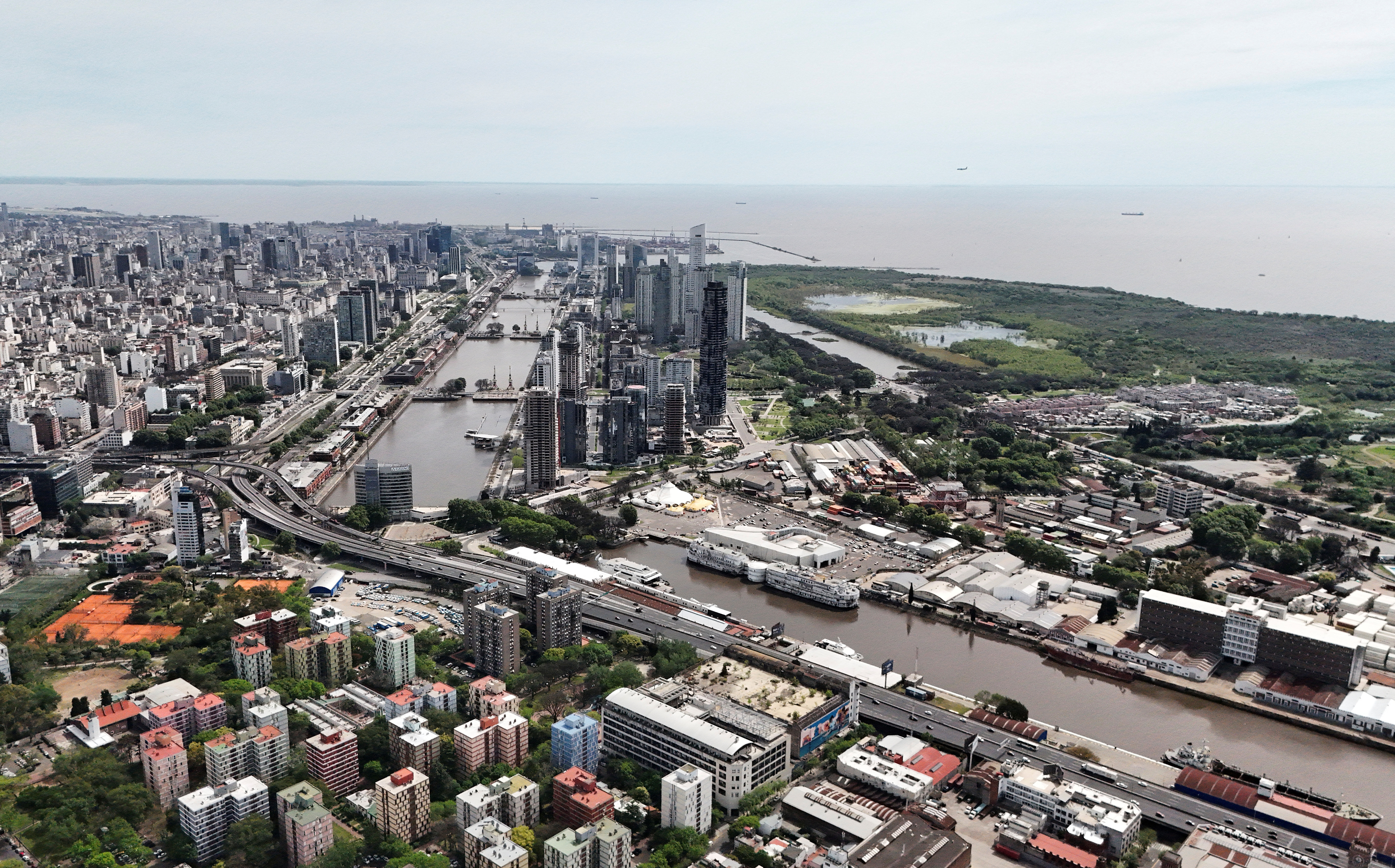 Para JP Morgan, la baja del riesgo país dejó a Argentina más cerca de volver a los mercados: qué medida aceleraría más los tiempos