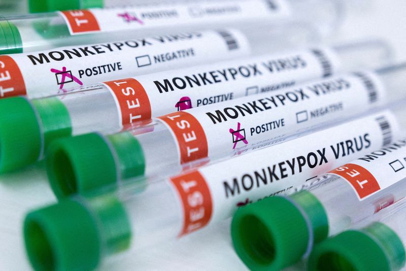 IMAGEN DE ARCHIVO.  Una illustration muestra tubos con etiquetas de "Virus de Viruela del Mono positivo y negativo".  May 23, 2022. REUTERS/Dado Ruvic/Ilustración