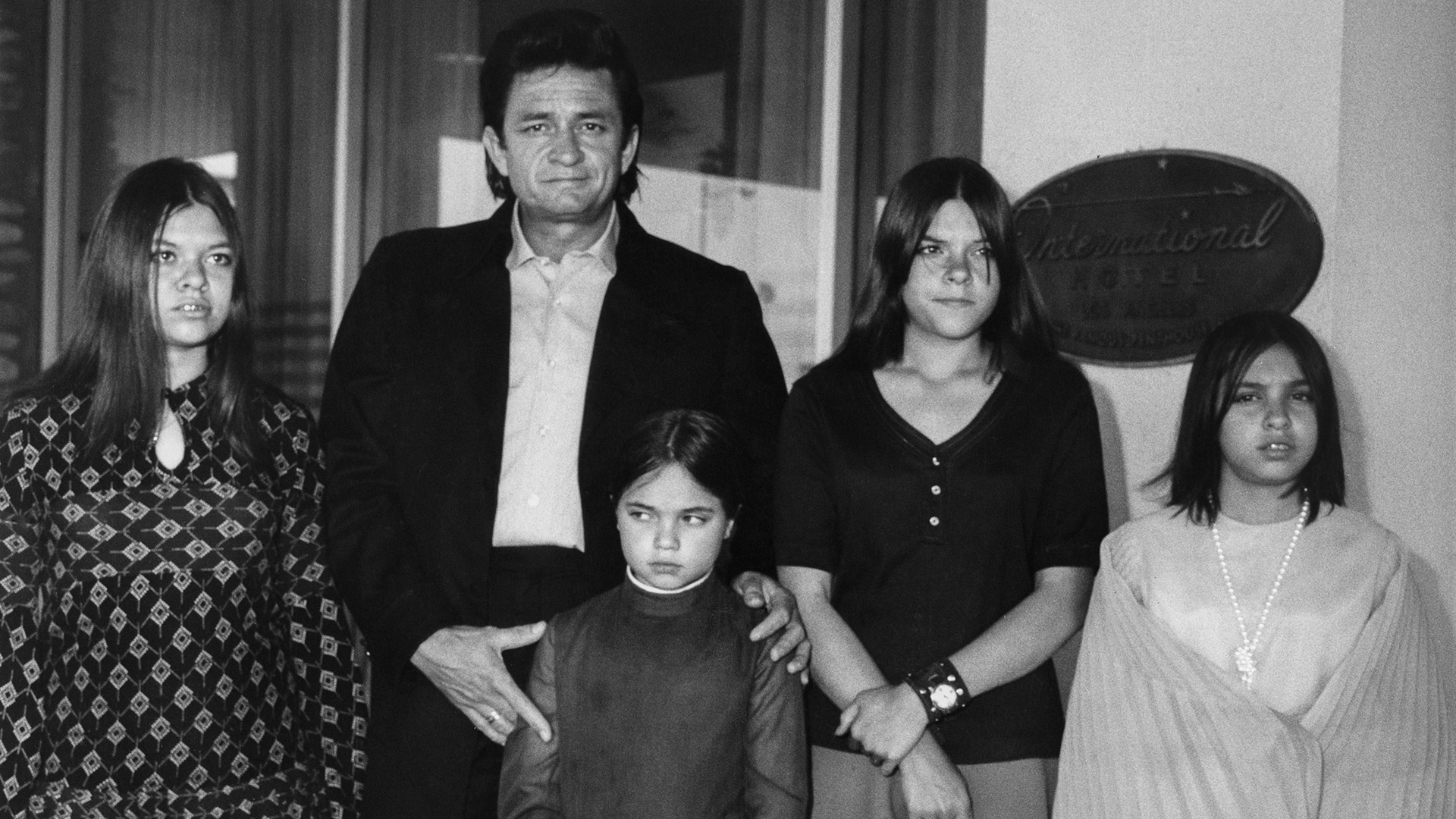 Johnny Cash y sus cuatro hijas de su primer matrimonio camino a una misa en la Iglesia de Santa Anastasia, en Los Ángeles, en mayo de 1970. 
(Photo by Frank Edwards/Fotos International/Archive Photos/Getty Images)