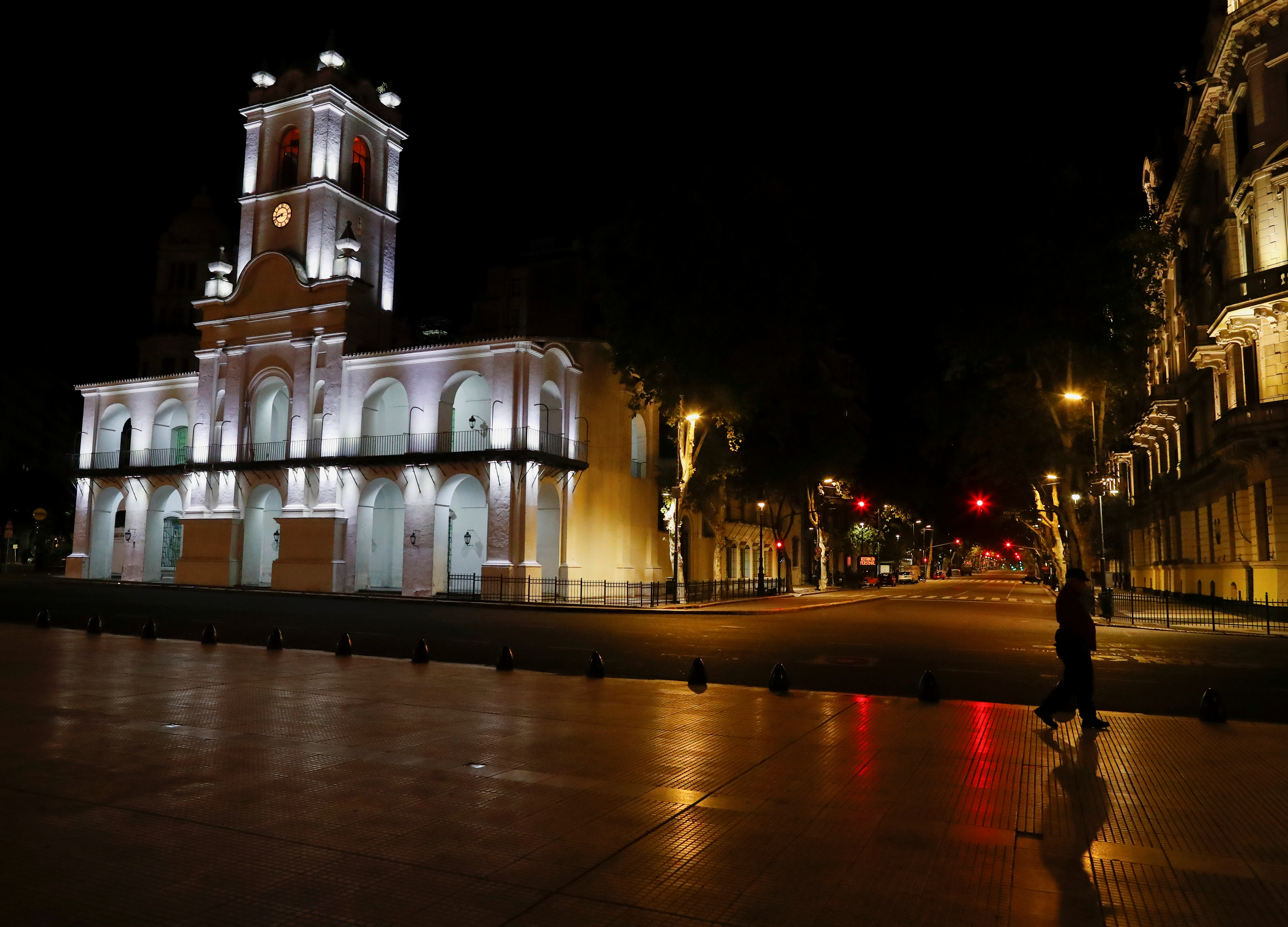 El Cabildo porteño el 20 de marzo de 2020, día que comenzó la primera cuarentena en nuestro país. Fue testigo de los más importantes acontecimientos políticos de nuestra historia REUTERS/Agustin Marcarian