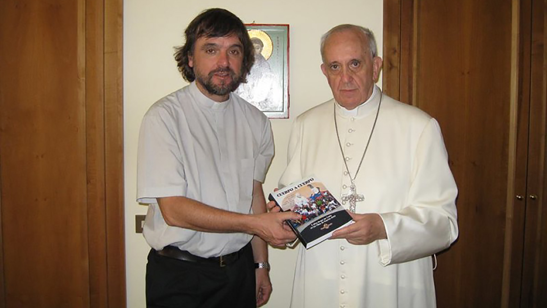 El Padre Pepe junto al Papa Francisco cuando le entregó su libro llamado "Cuerpo a cuerpo".