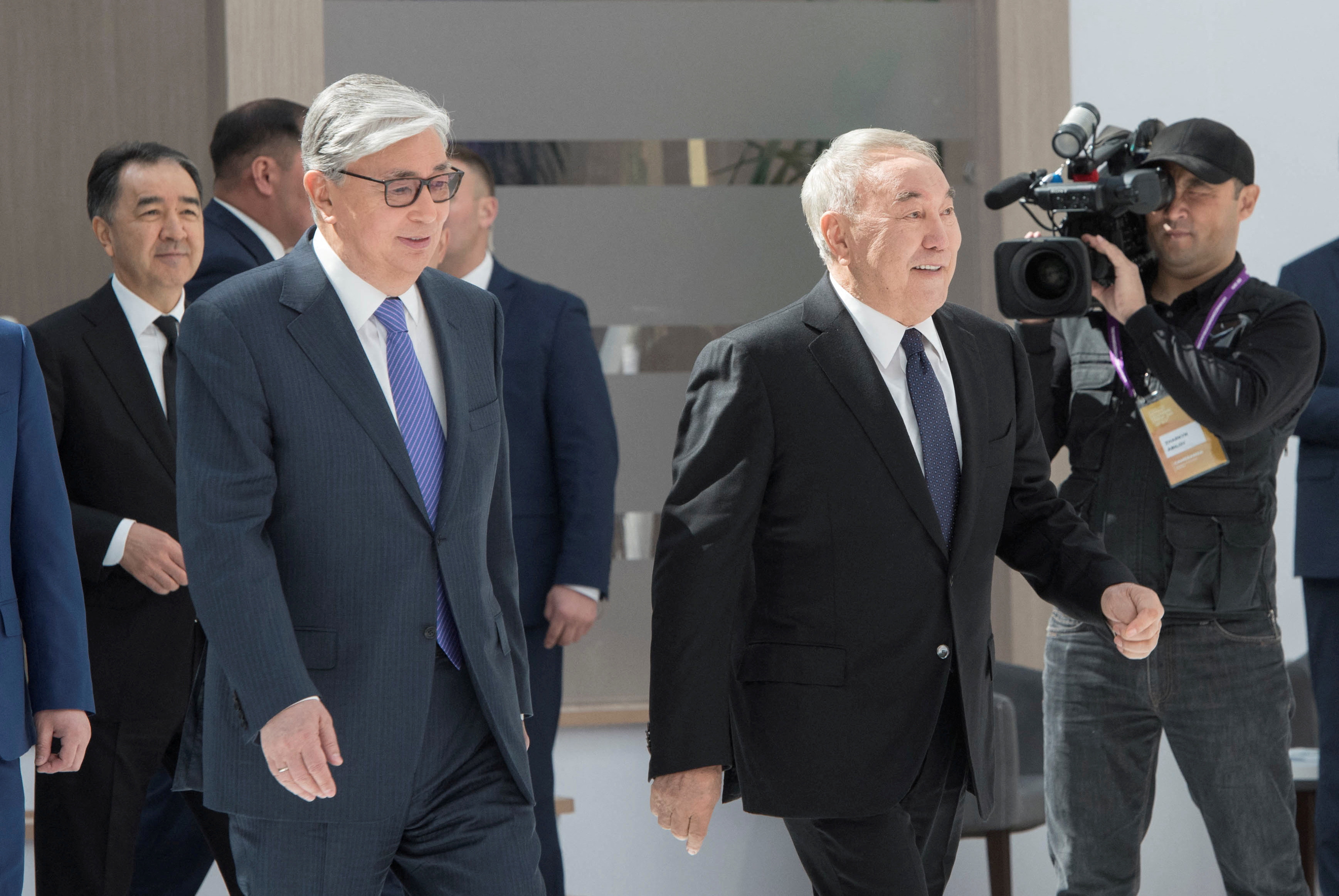 El actual presidente Kassym-Jomart Tokayev y el ex gobernante todopoderoso Nursultan Nazarbayev en una fotografía de archivo. Ambos son los apuntados por los manifestantes por años de corrupción. La repentina subida del precio del gas provocó el estallido final (Reuters)