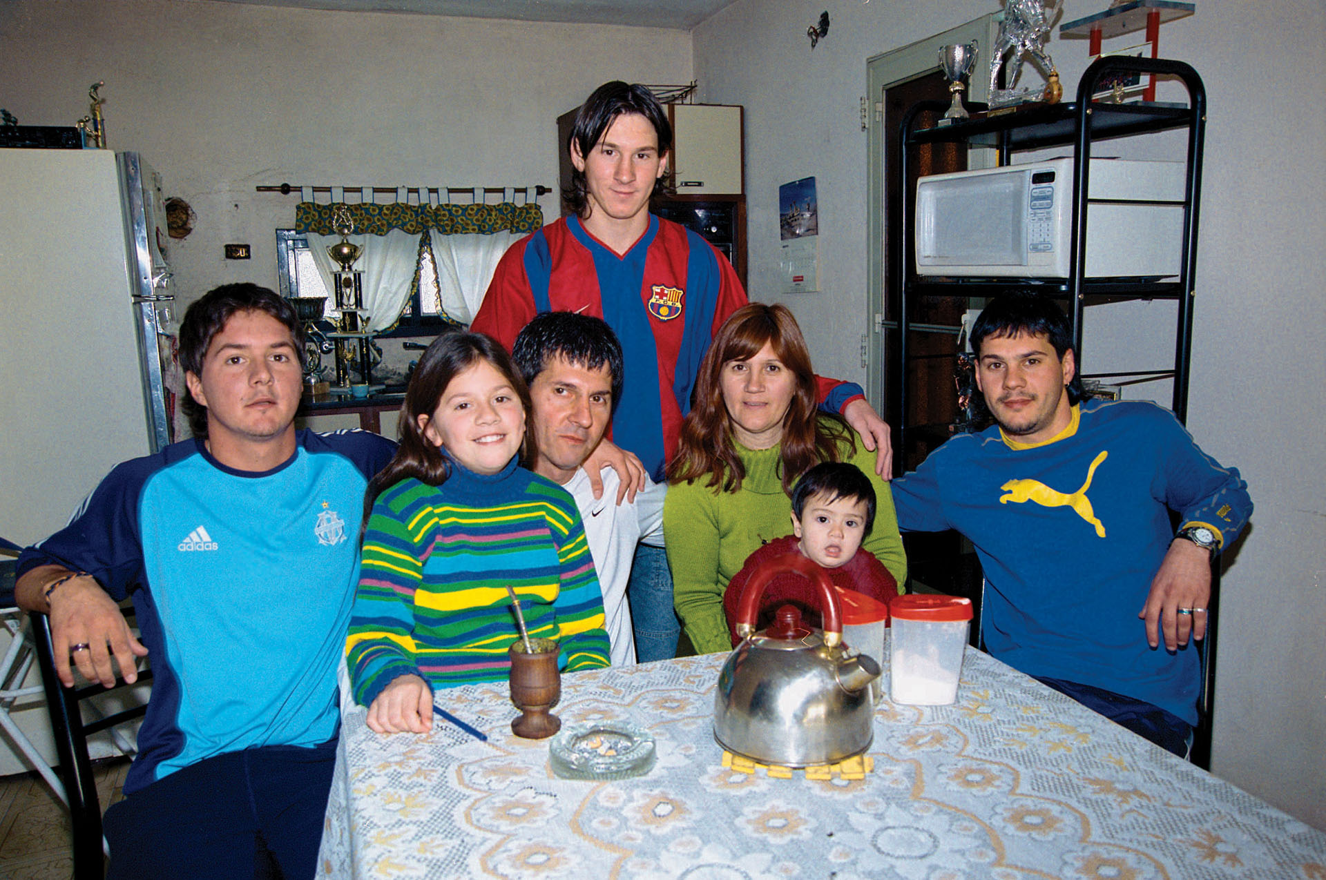 La familia Messi en 2003, un año antes de que Leo debutara en Barcelona (Photo by Marcelo Boeri/El Grafico/Getty Images)