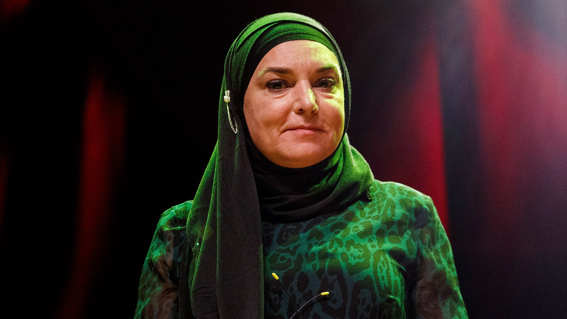Unos años atrás, la cantante se convirtió al islamismo. En la imagen en una actuación de 2020 utilizando una hijab (Andrew Chin/Getty Images)