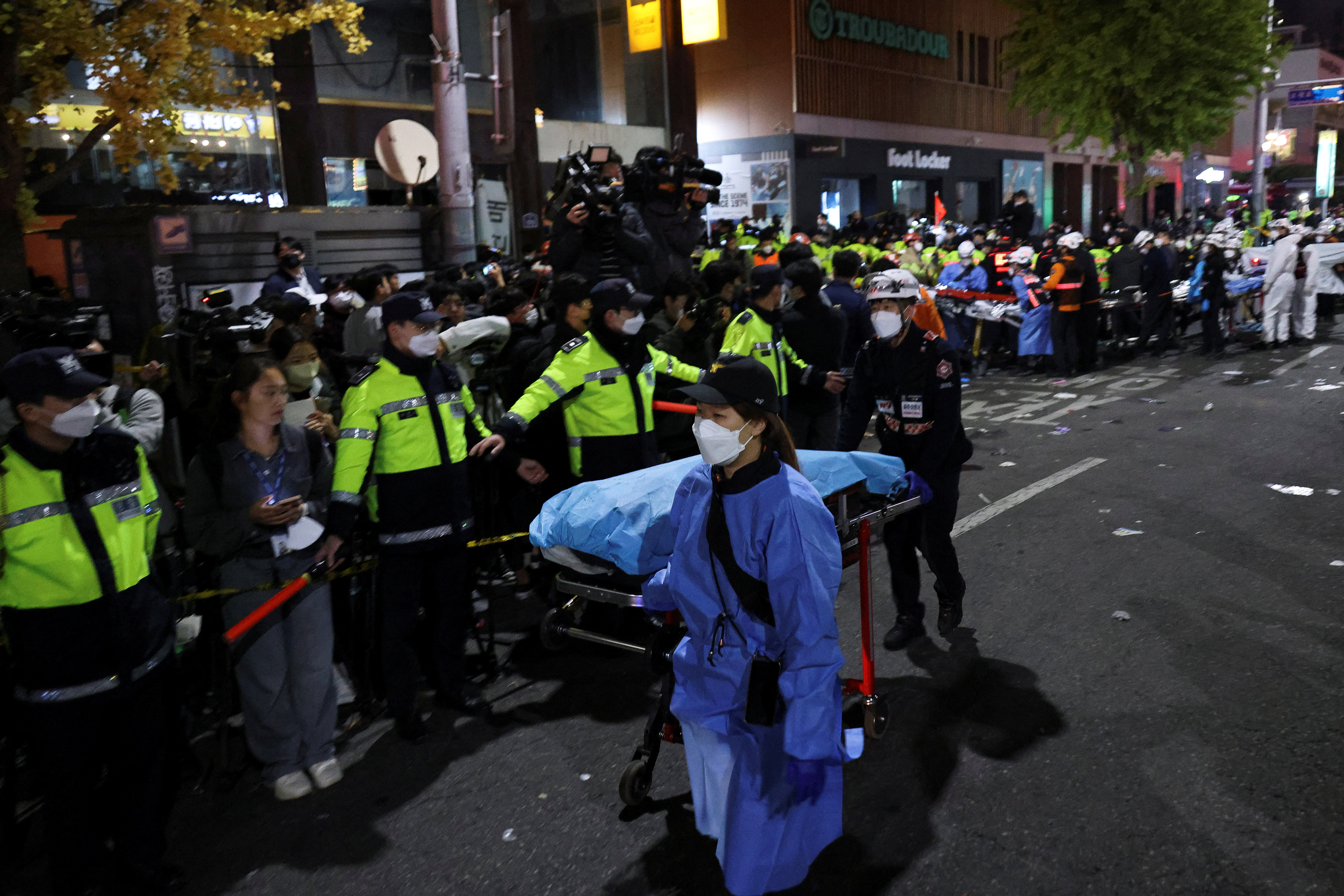 Las autoridades dicen que se cree que las personas murieron aplastadas después de que una gran multitud empezara a empujar en un estrecho callejón cerca del Hotel Hamilton, un importante lugar de fiesta en Seúl.
